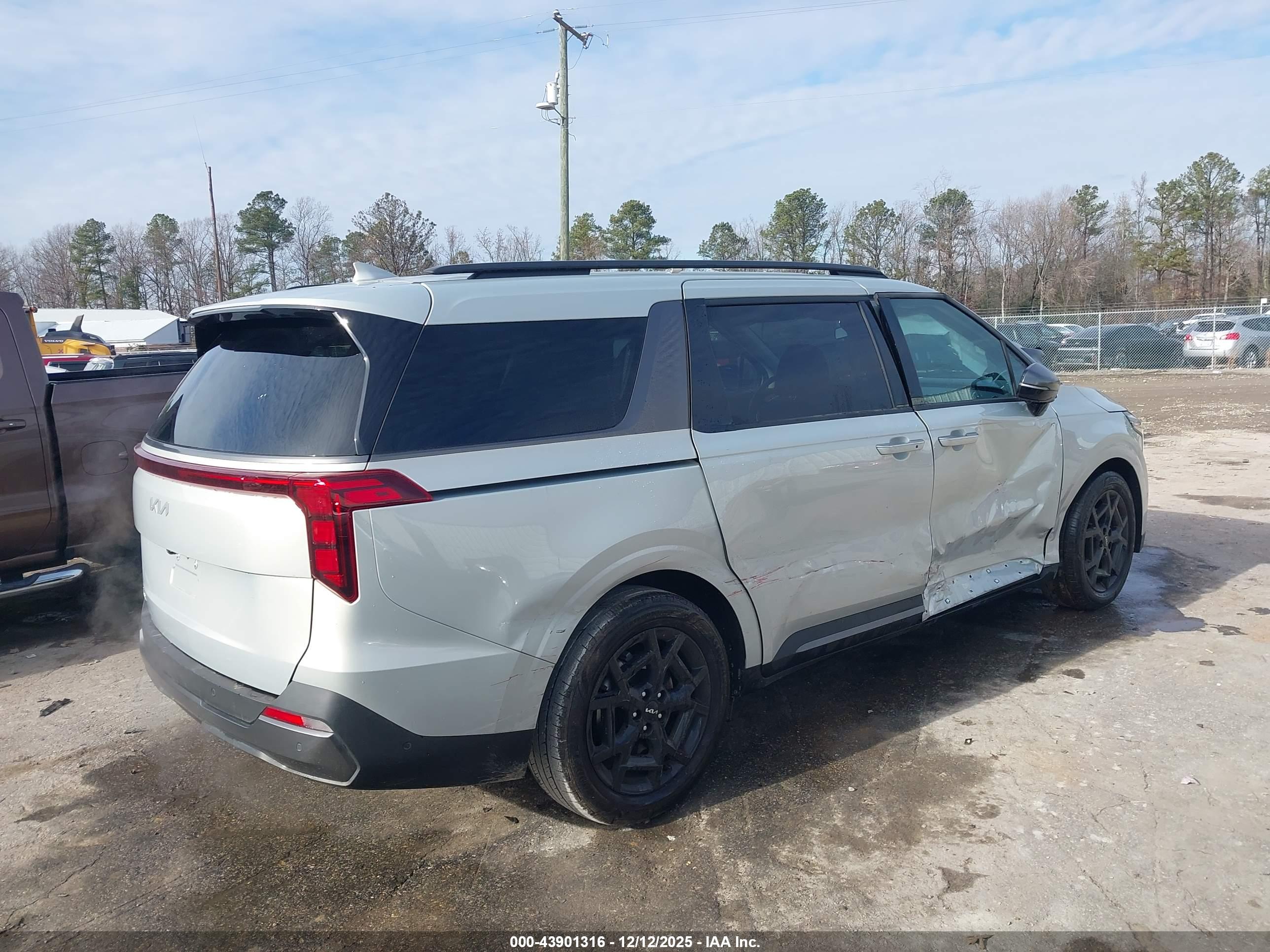 KIA CARNIVAL image 4