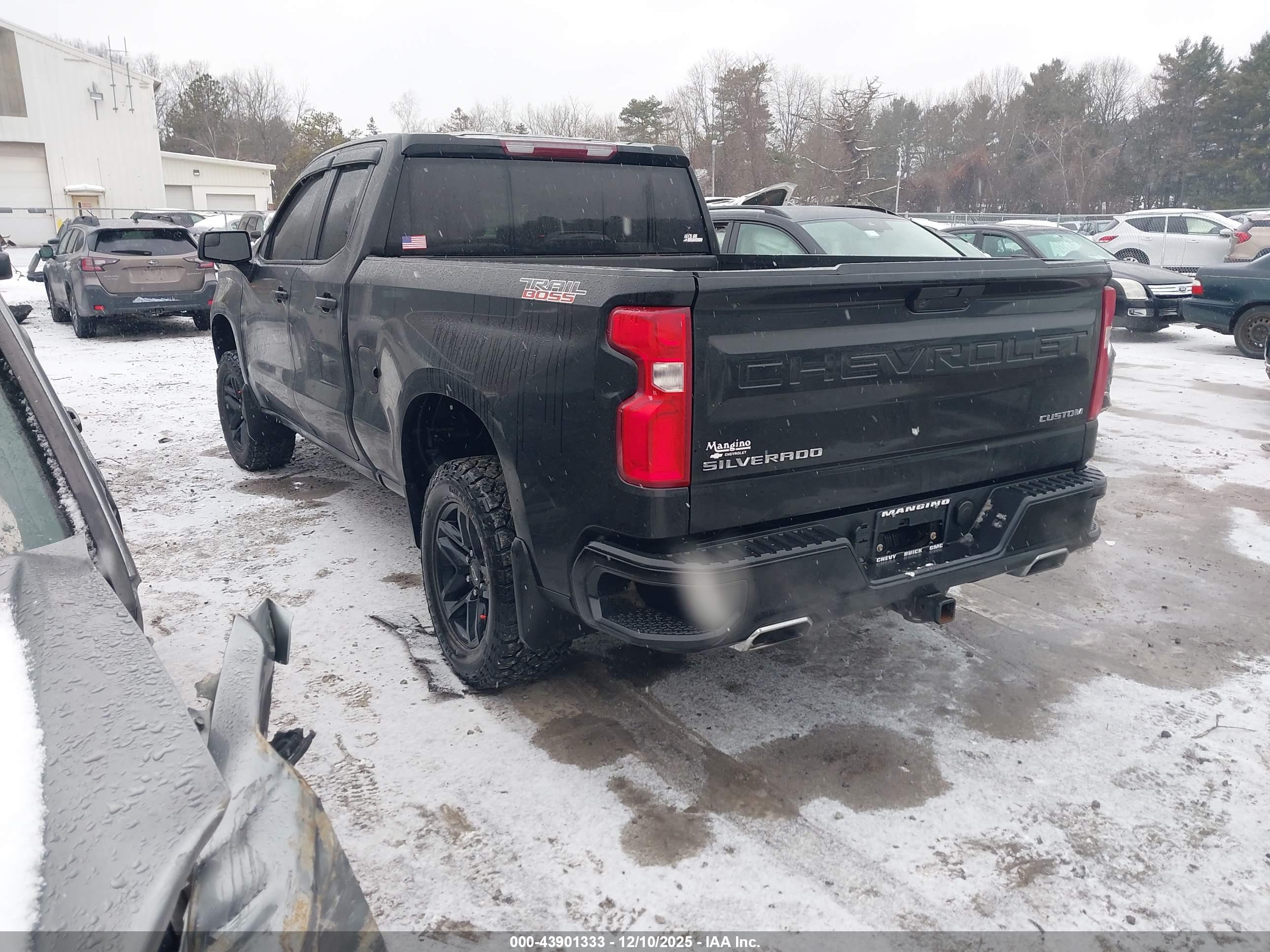 CHEVROLET SILVERADO image 3