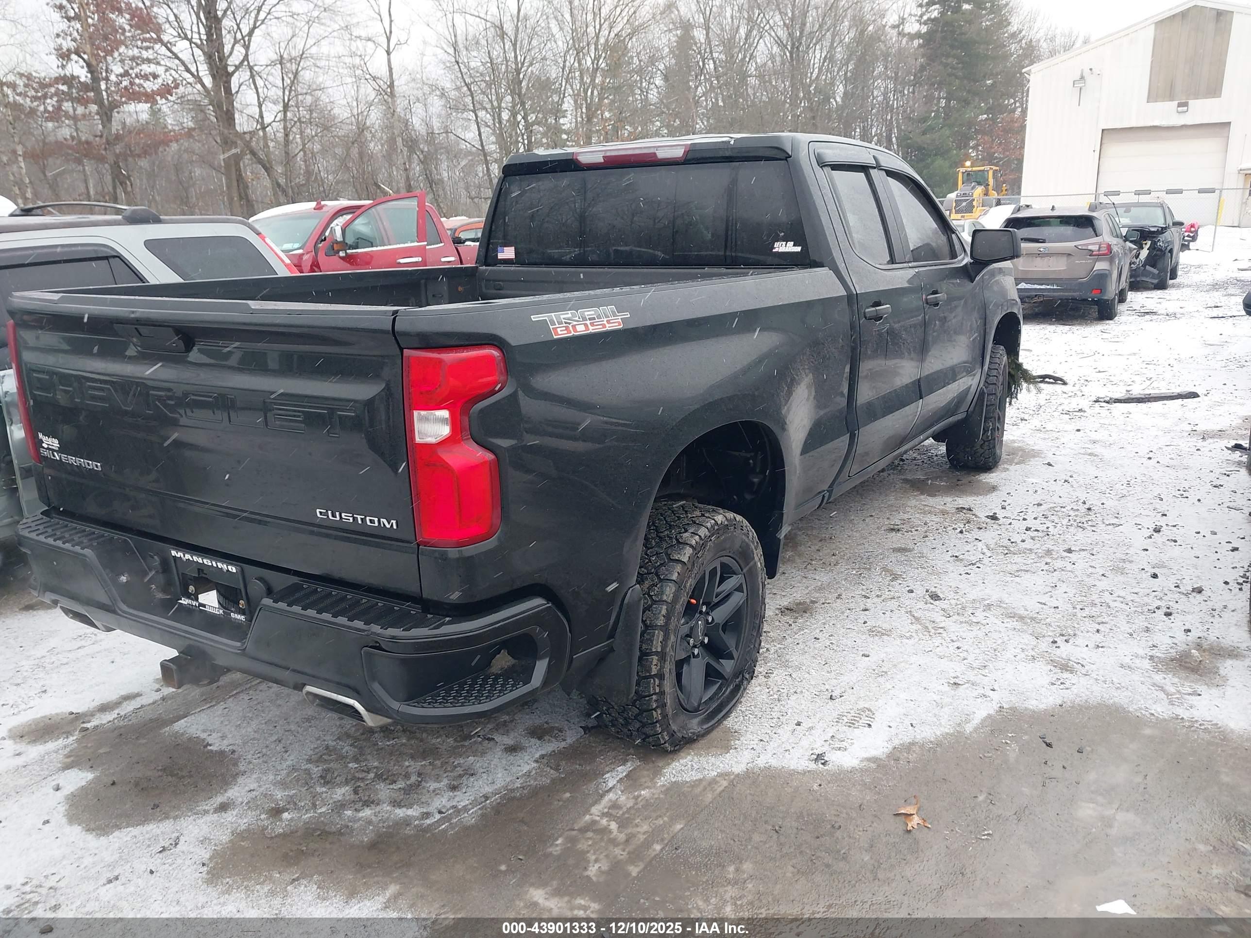 CHEVROLET SILVERADO image 4
