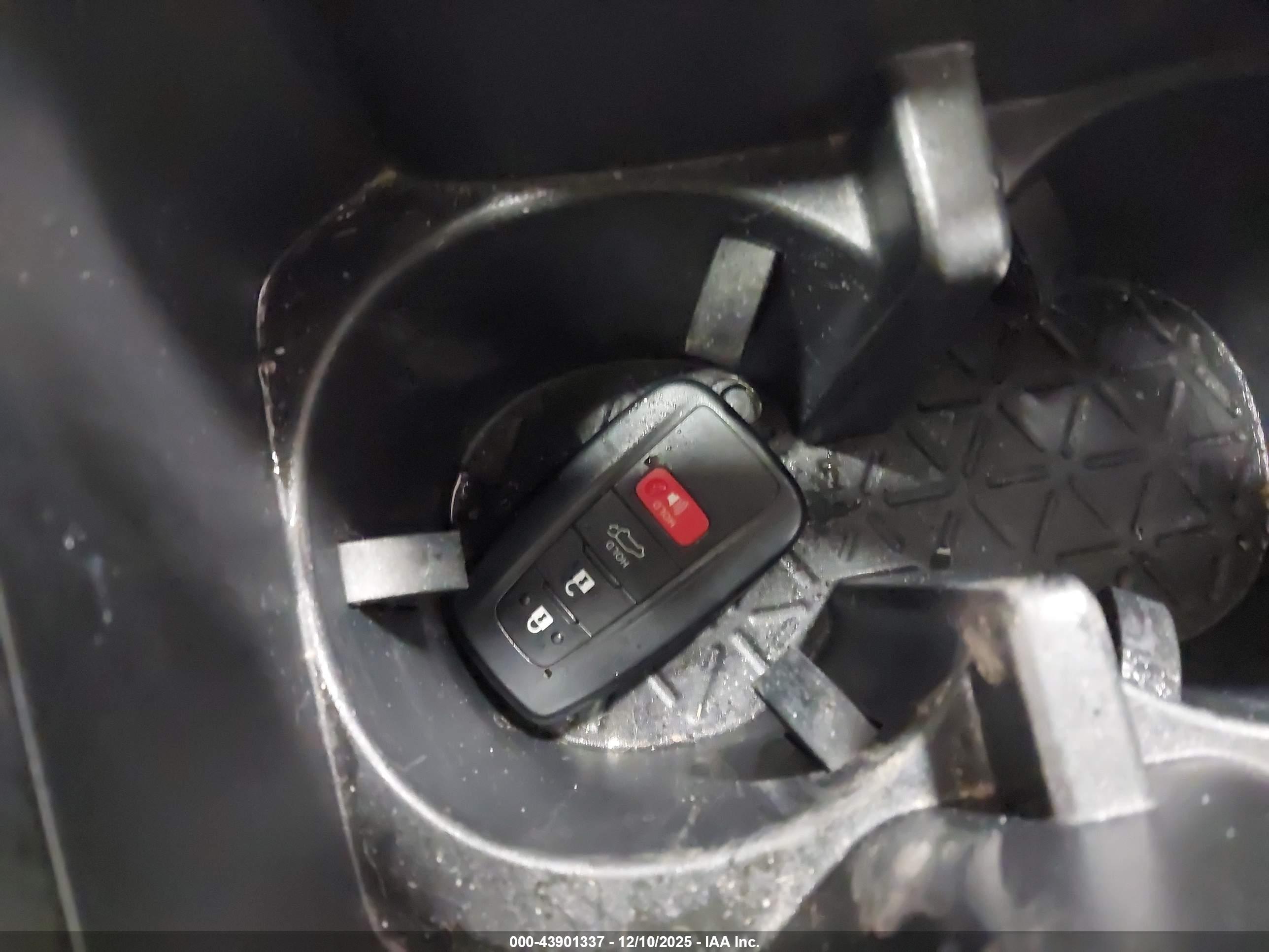 TOYOTA RAV4 image 11