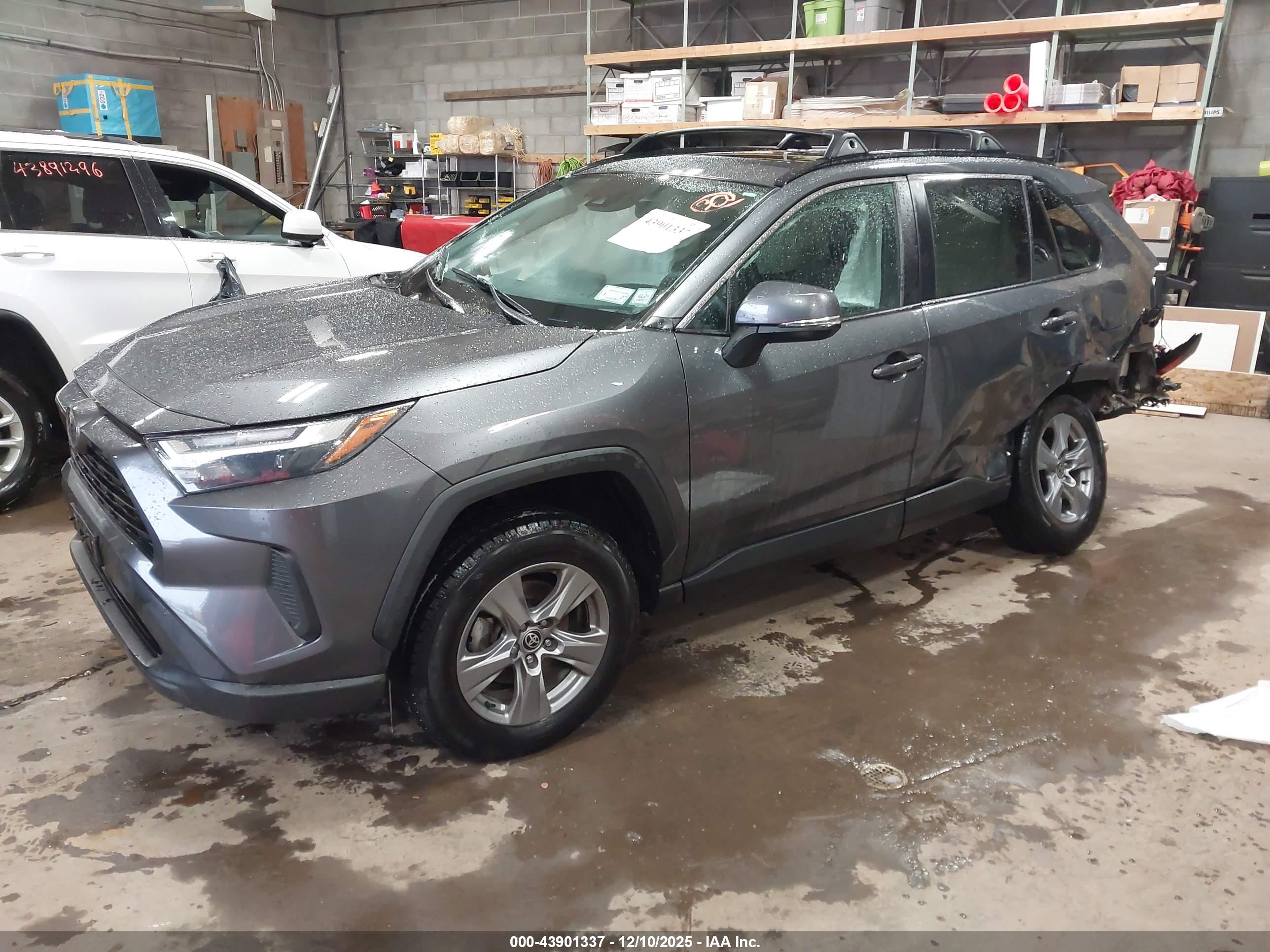 TOYOTA RAV4 image 2