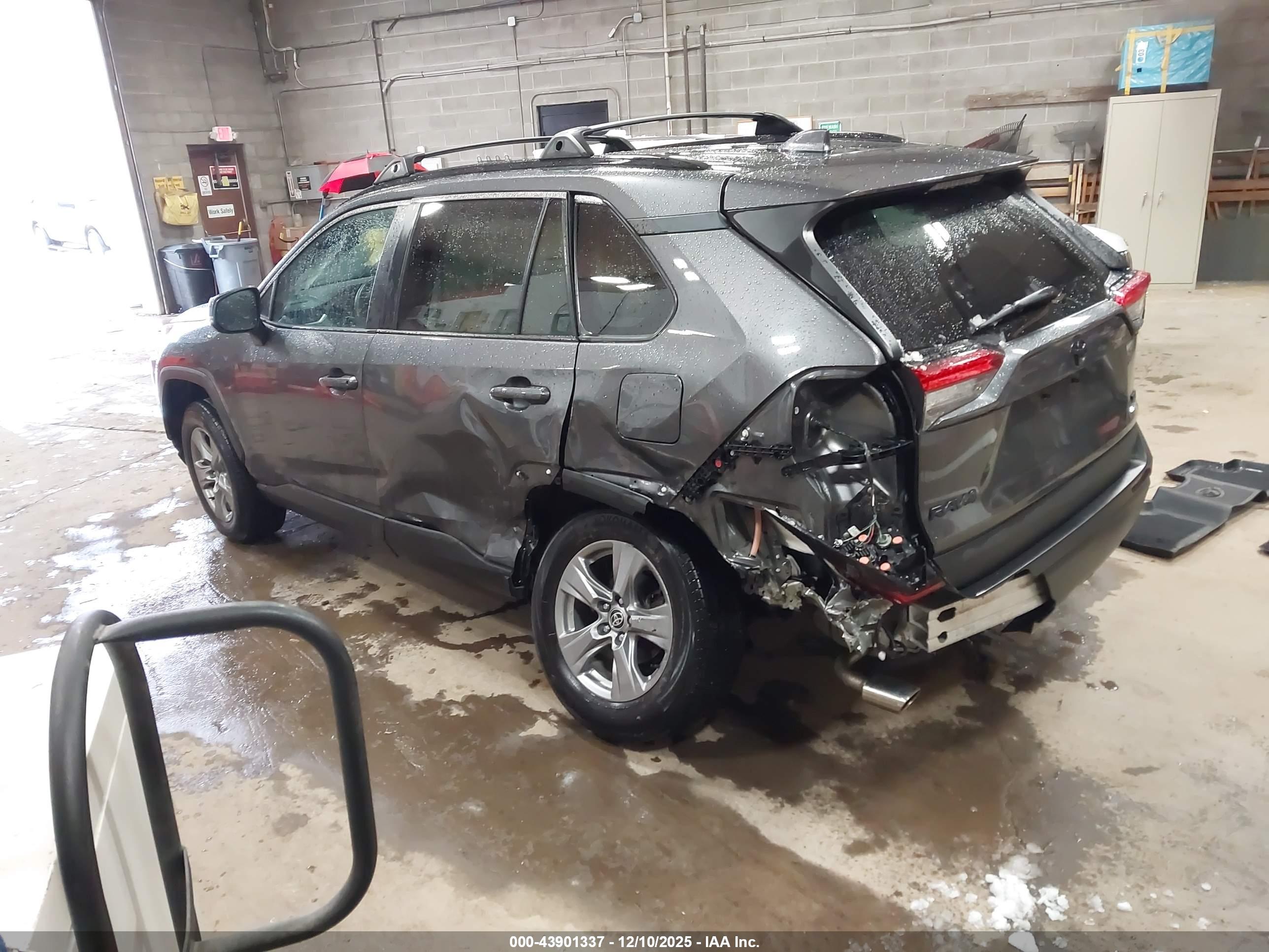 TOYOTA RAV4 image 3