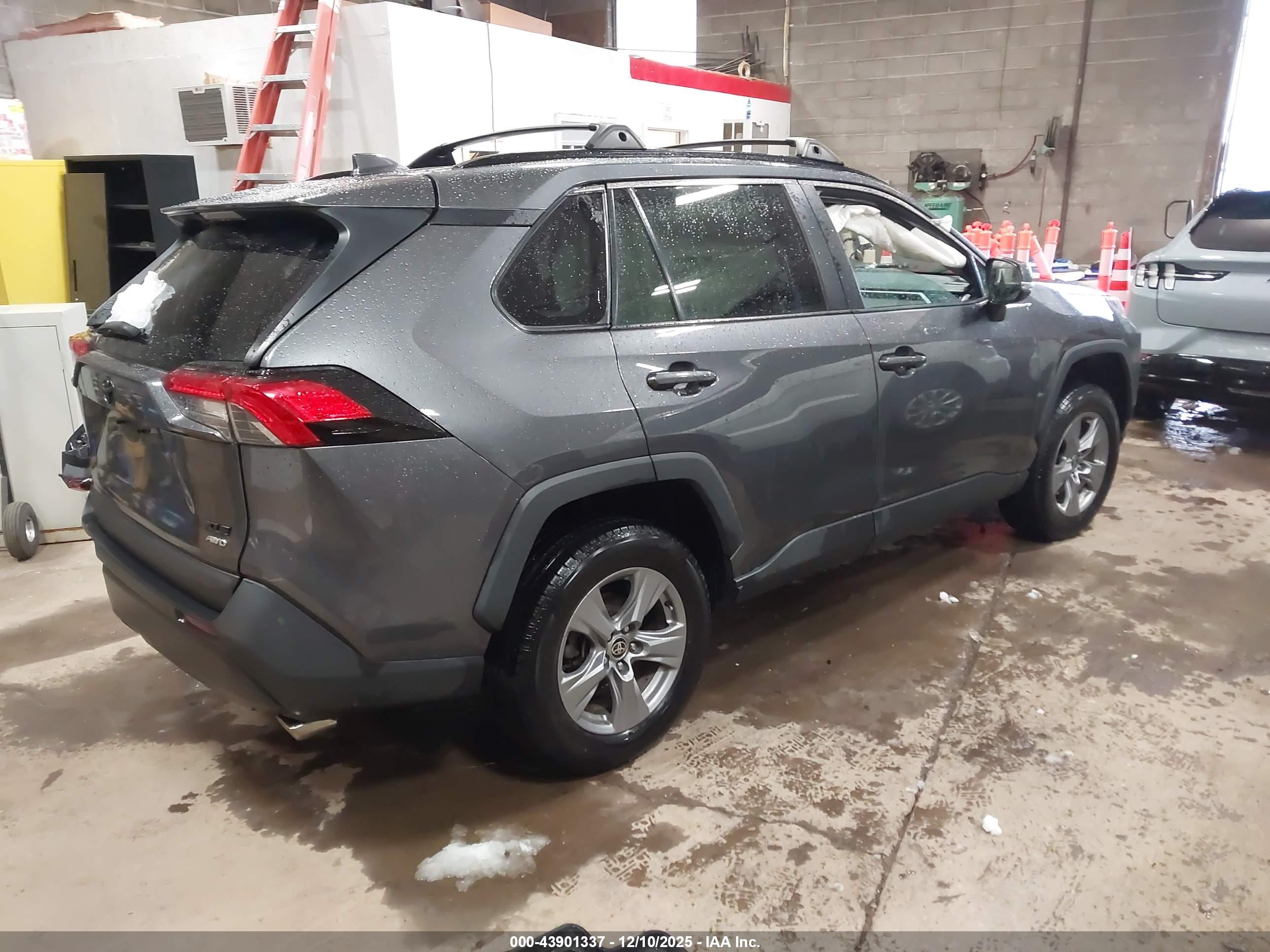 TOYOTA RAV4 image 4