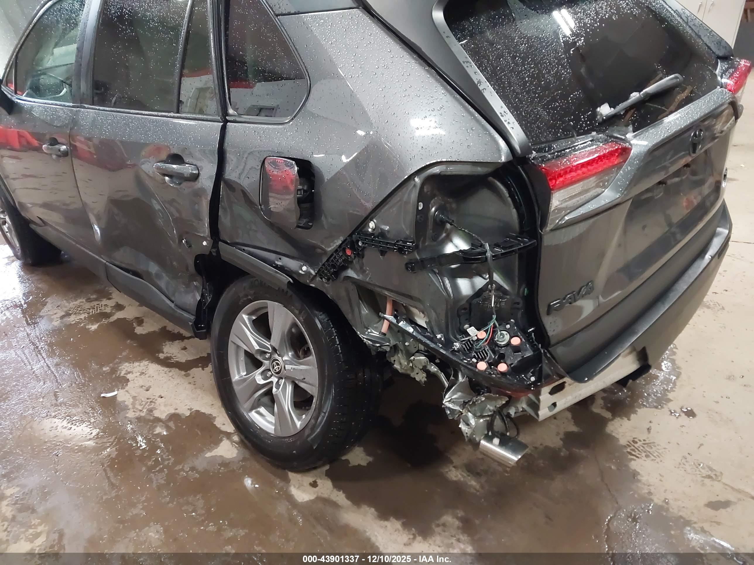 TOYOTA RAV4 image 6