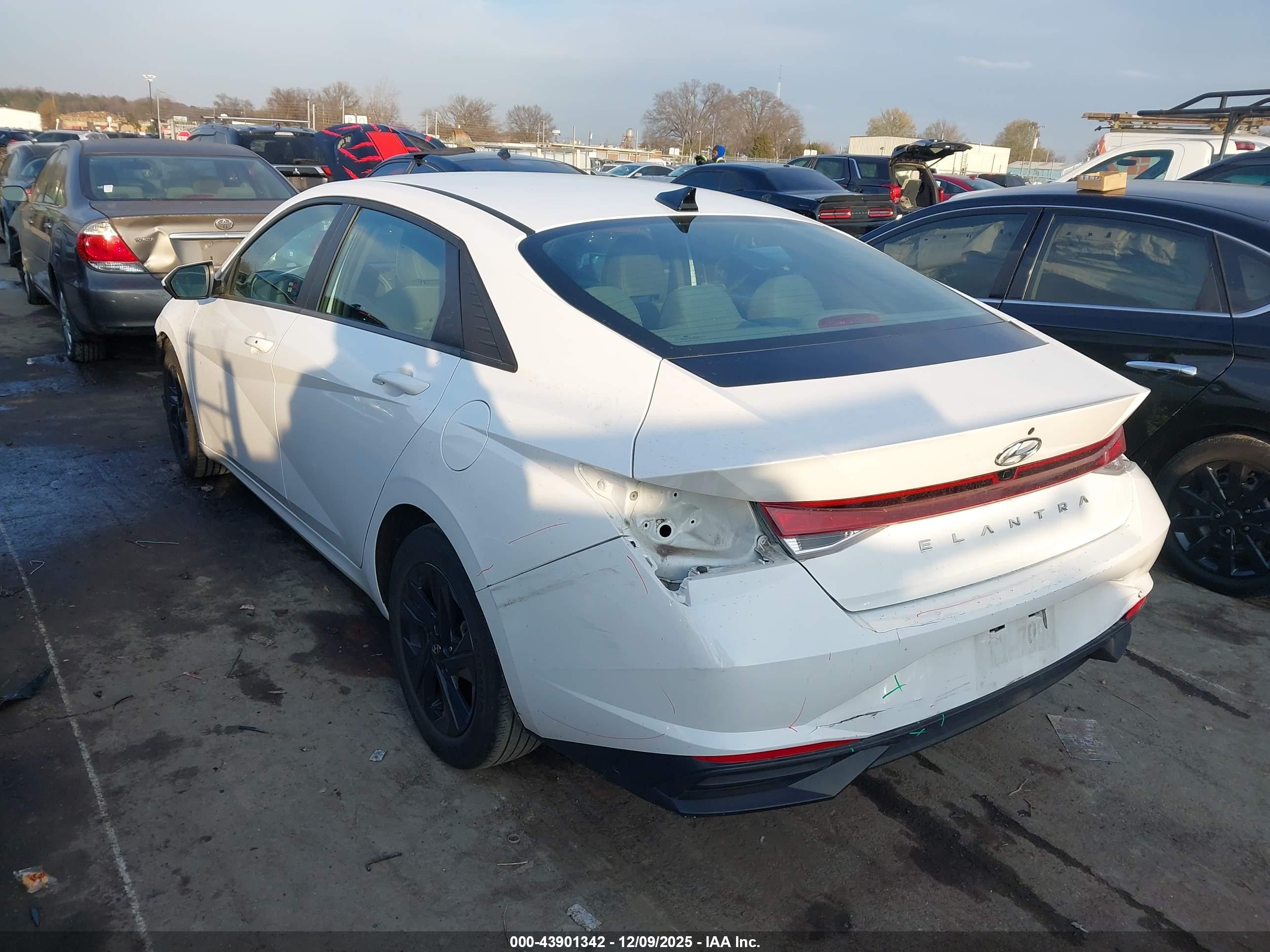 HYUNDAI ELANTRA image 3