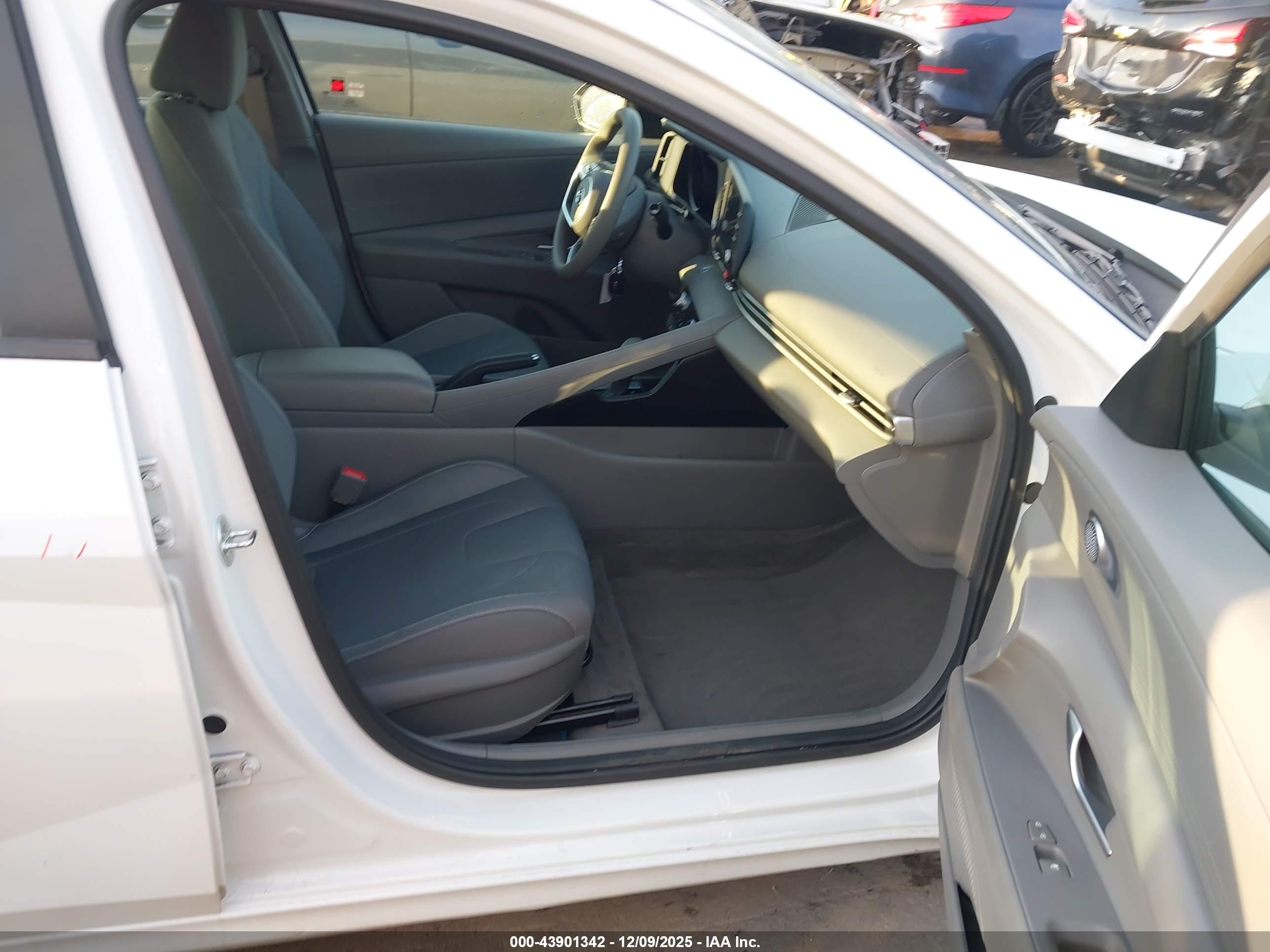 HYUNDAI ELANTRA image 5