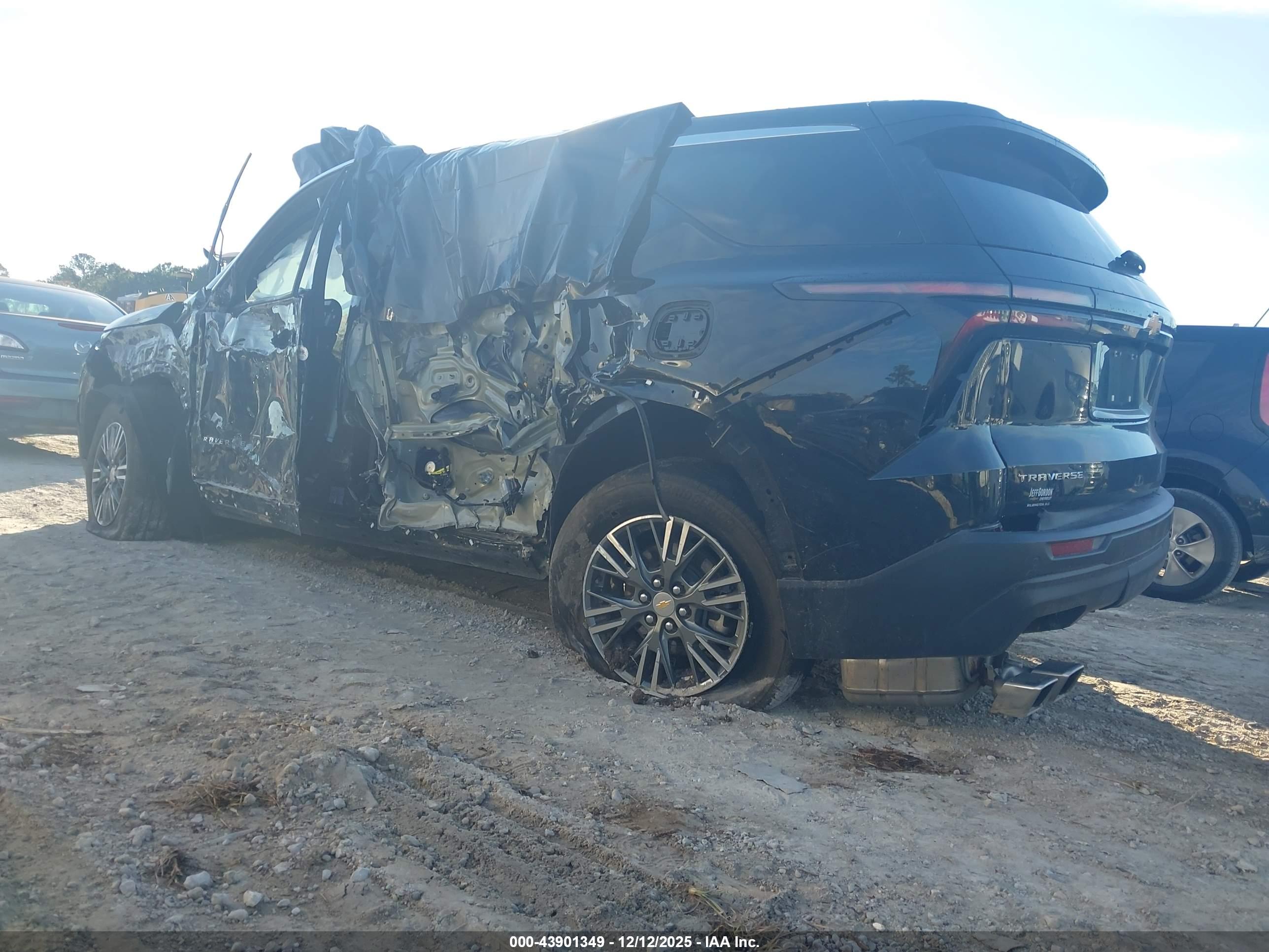 CHEVROLET TRAVERSE image 3