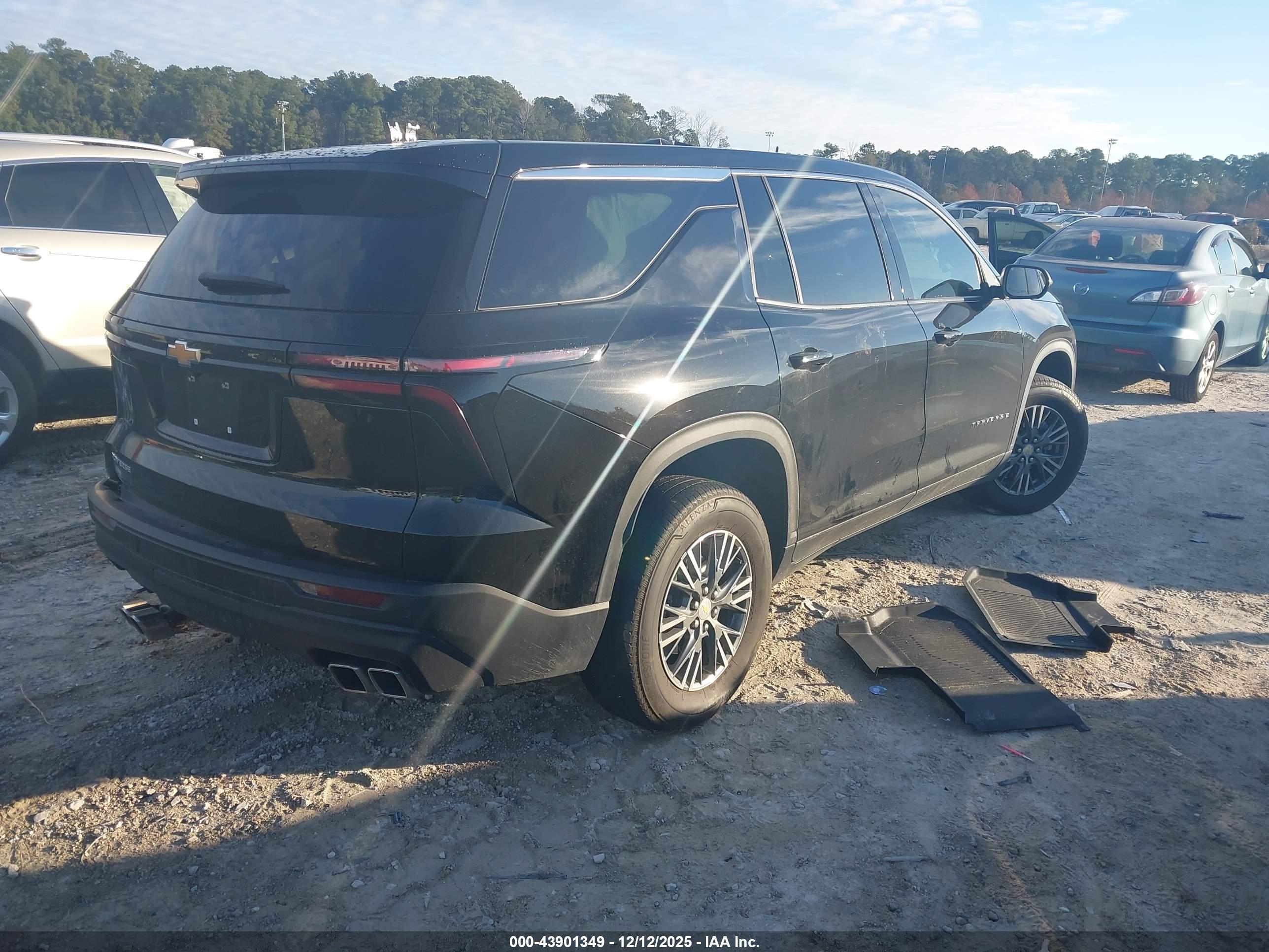 CHEVROLET TRAVERSE image 4