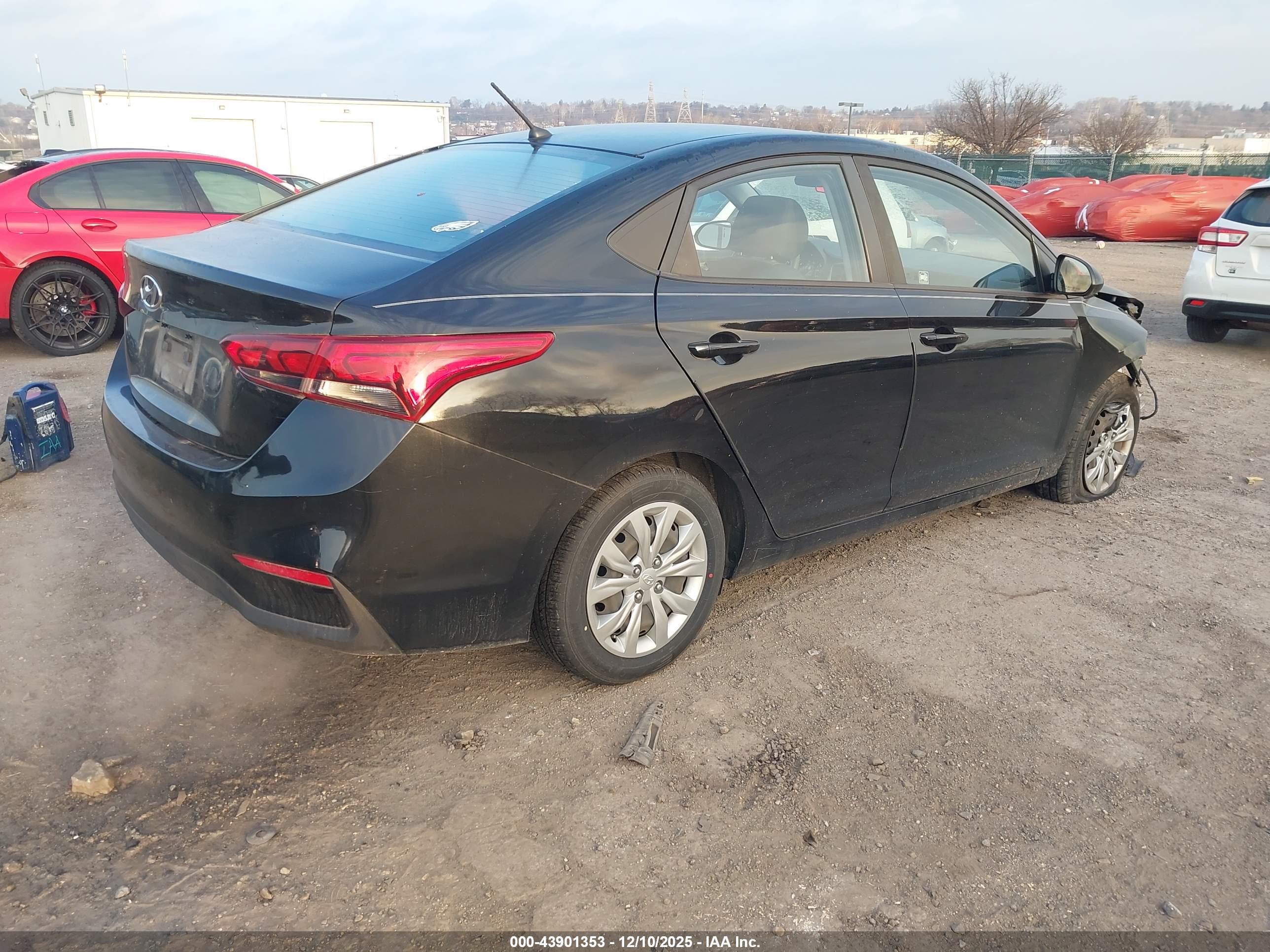 HYUNDAI ACCENT image 4