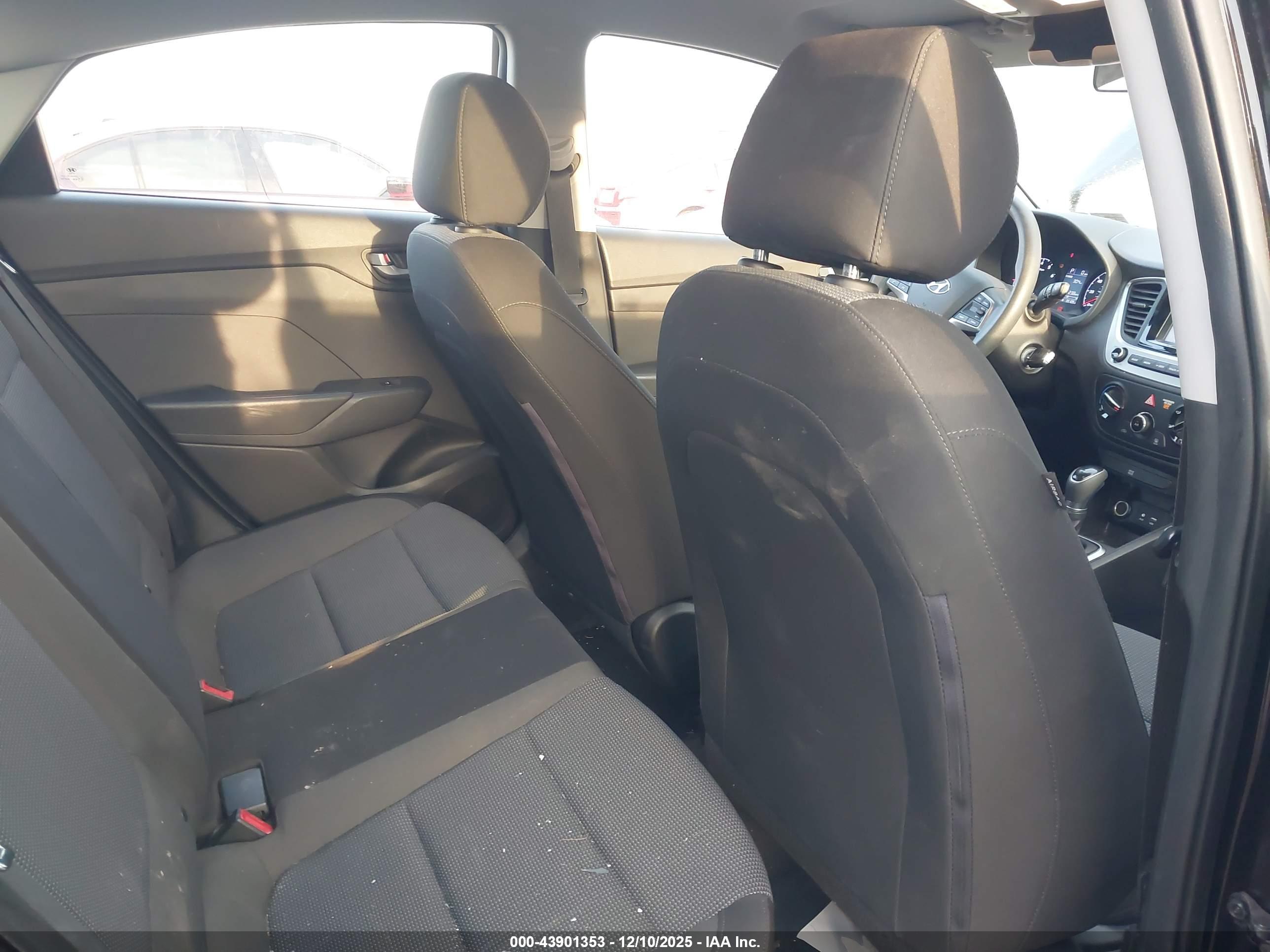 HYUNDAI ACCENT image 8