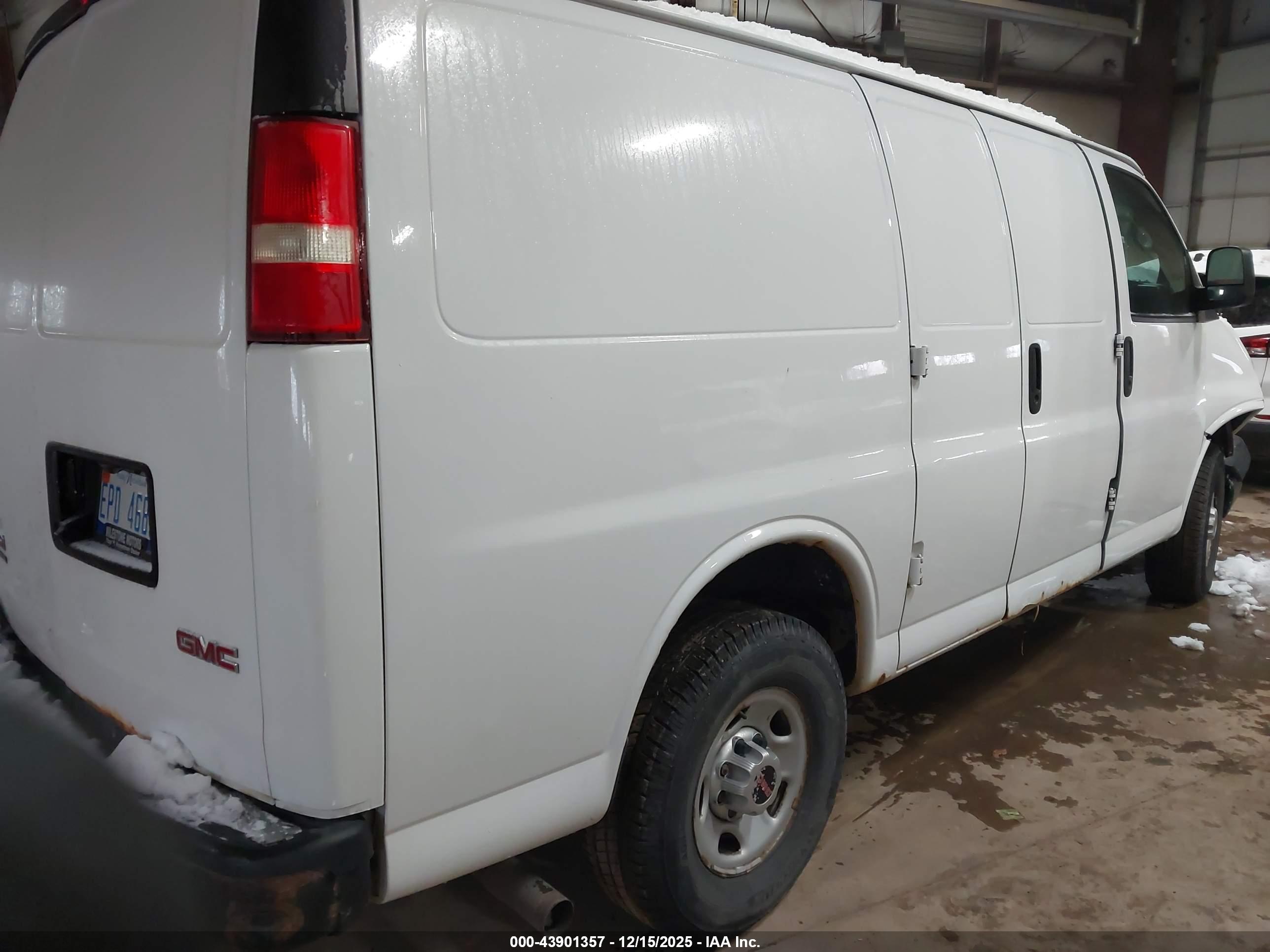 GMC SAVANA image 4