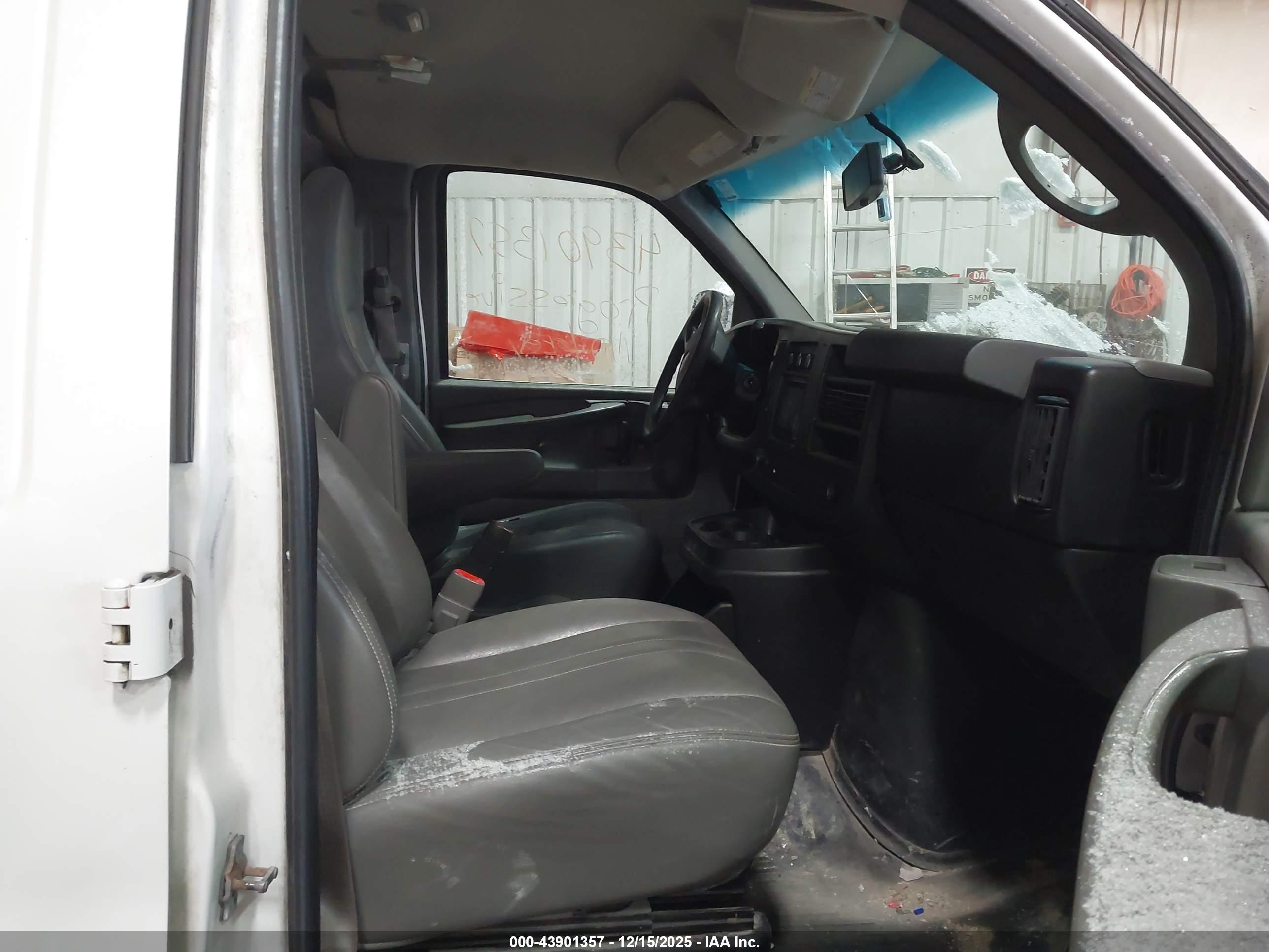 GMC SAVANA image 5