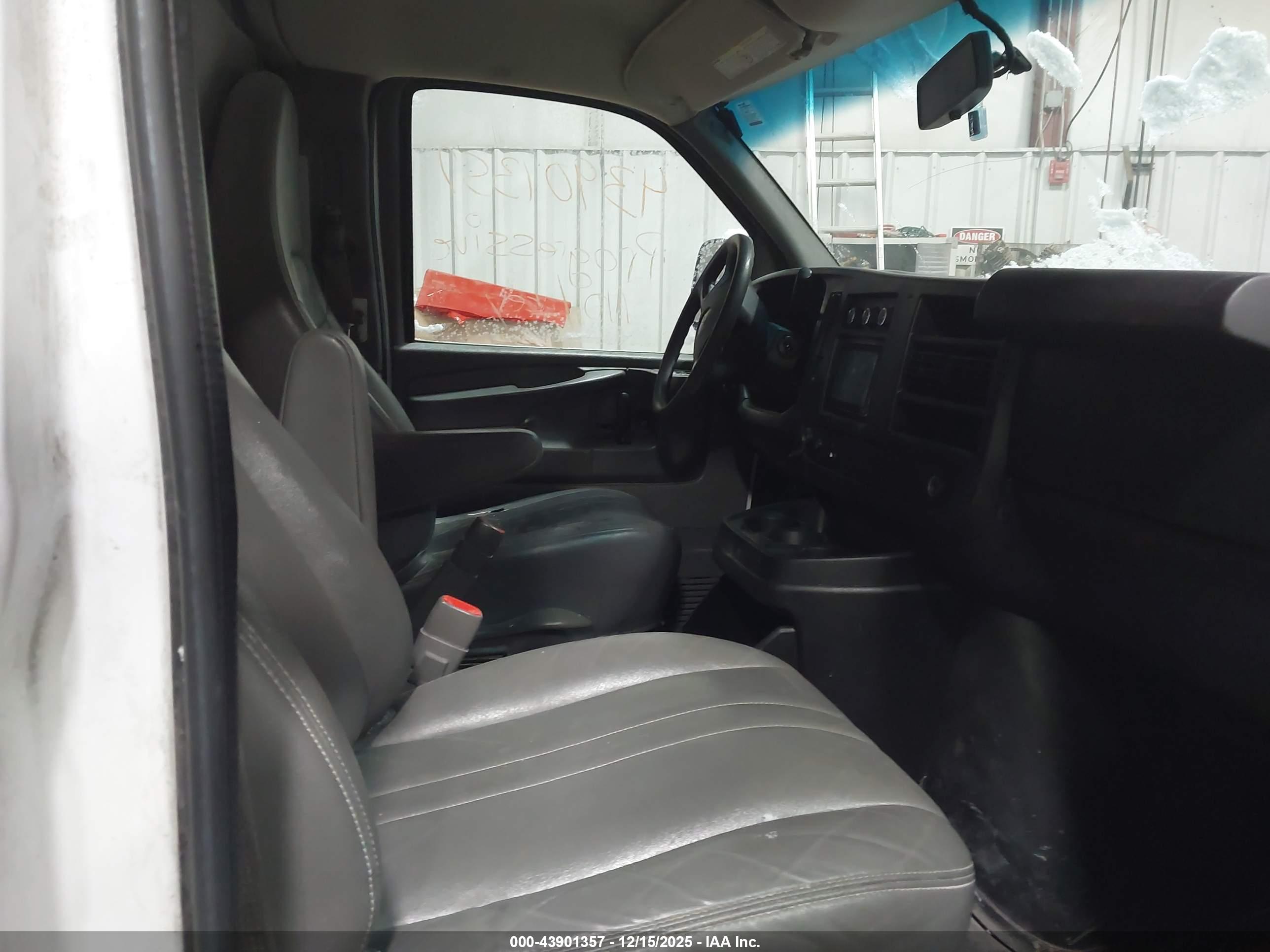 GMC SAVANA image 8