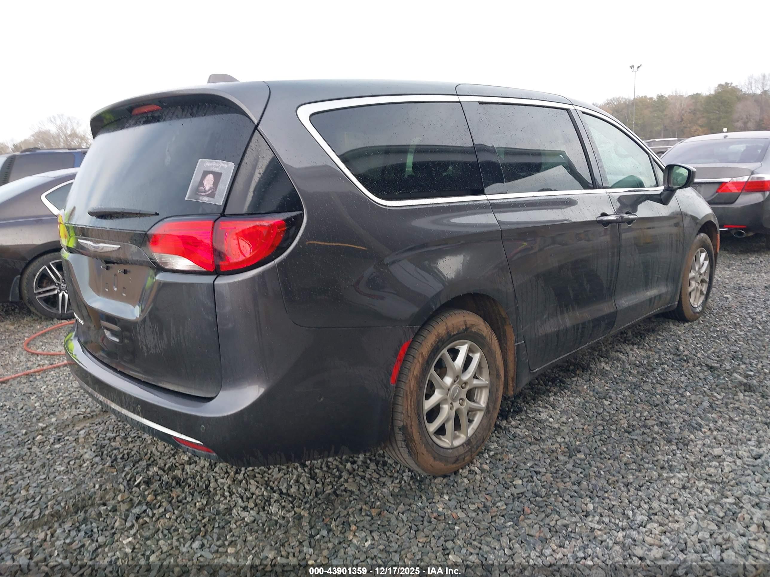CHRYSLER PACIFICA image 4