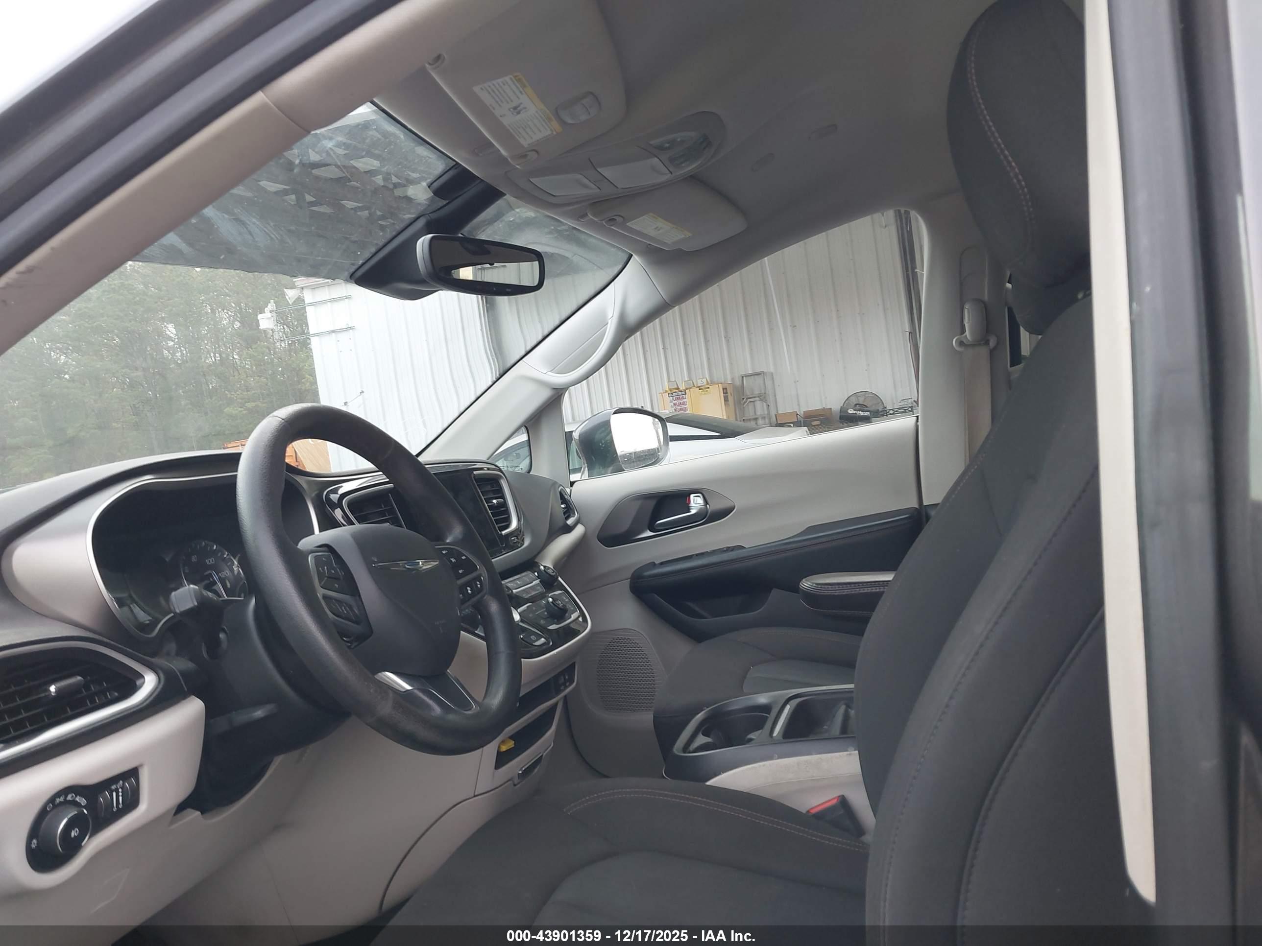 CHRYSLER PACIFICA image 5