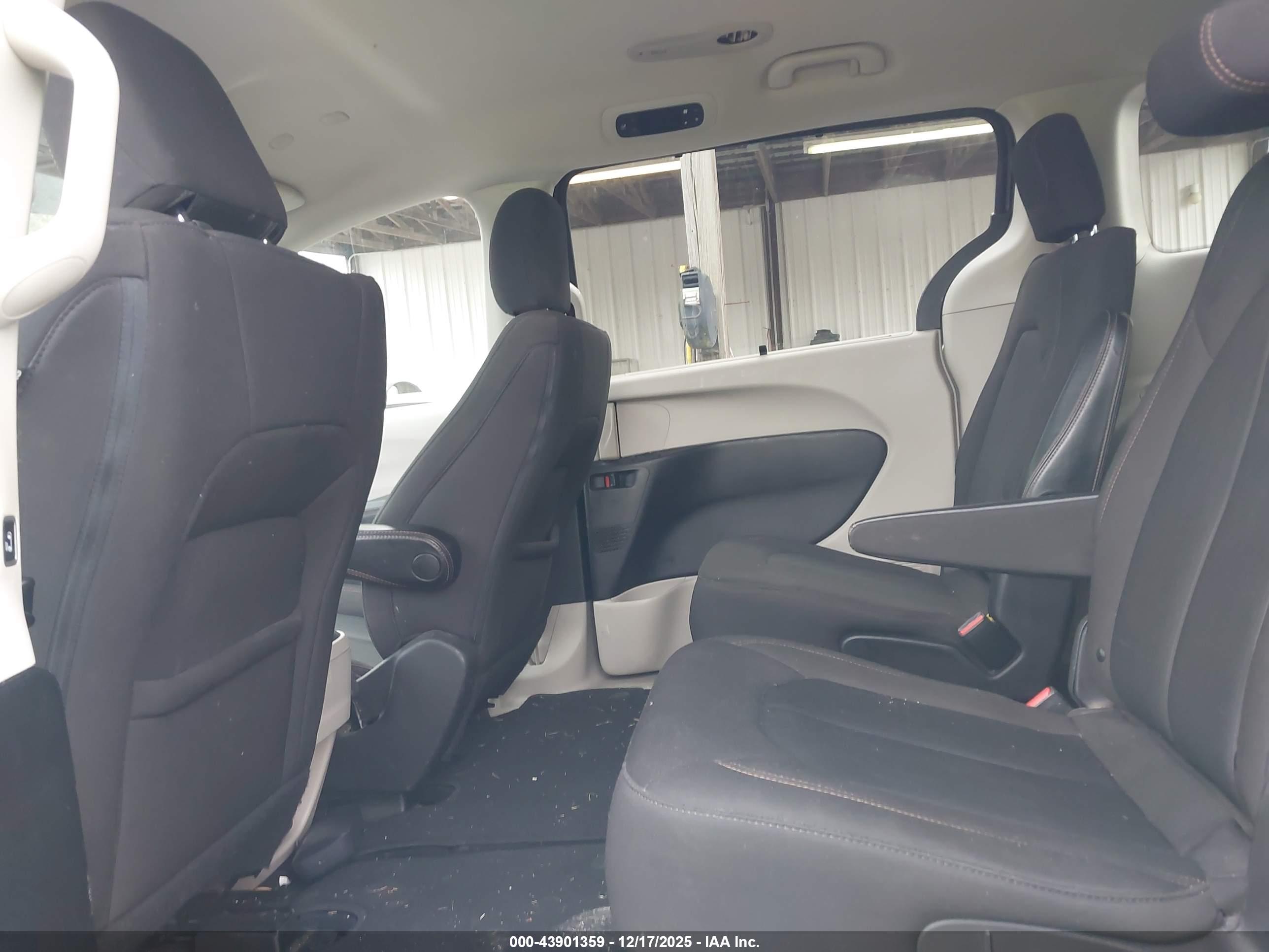CHRYSLER PACIFICA image 8