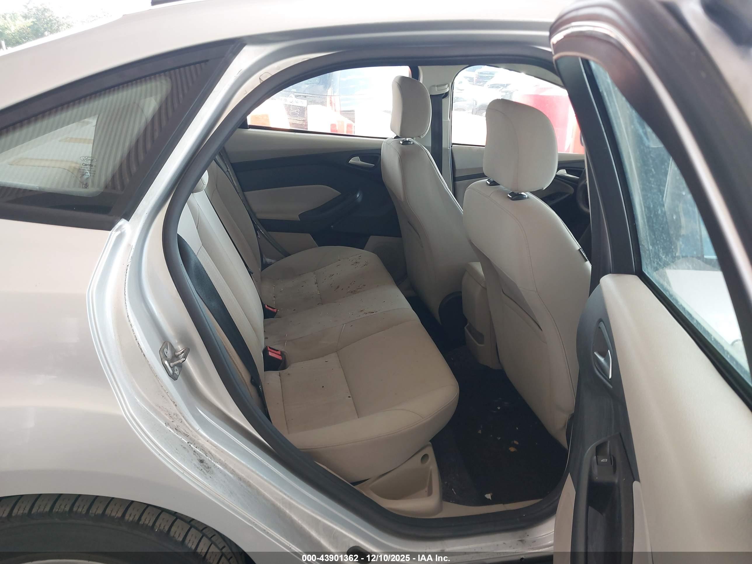 FORD FOCUS image 8