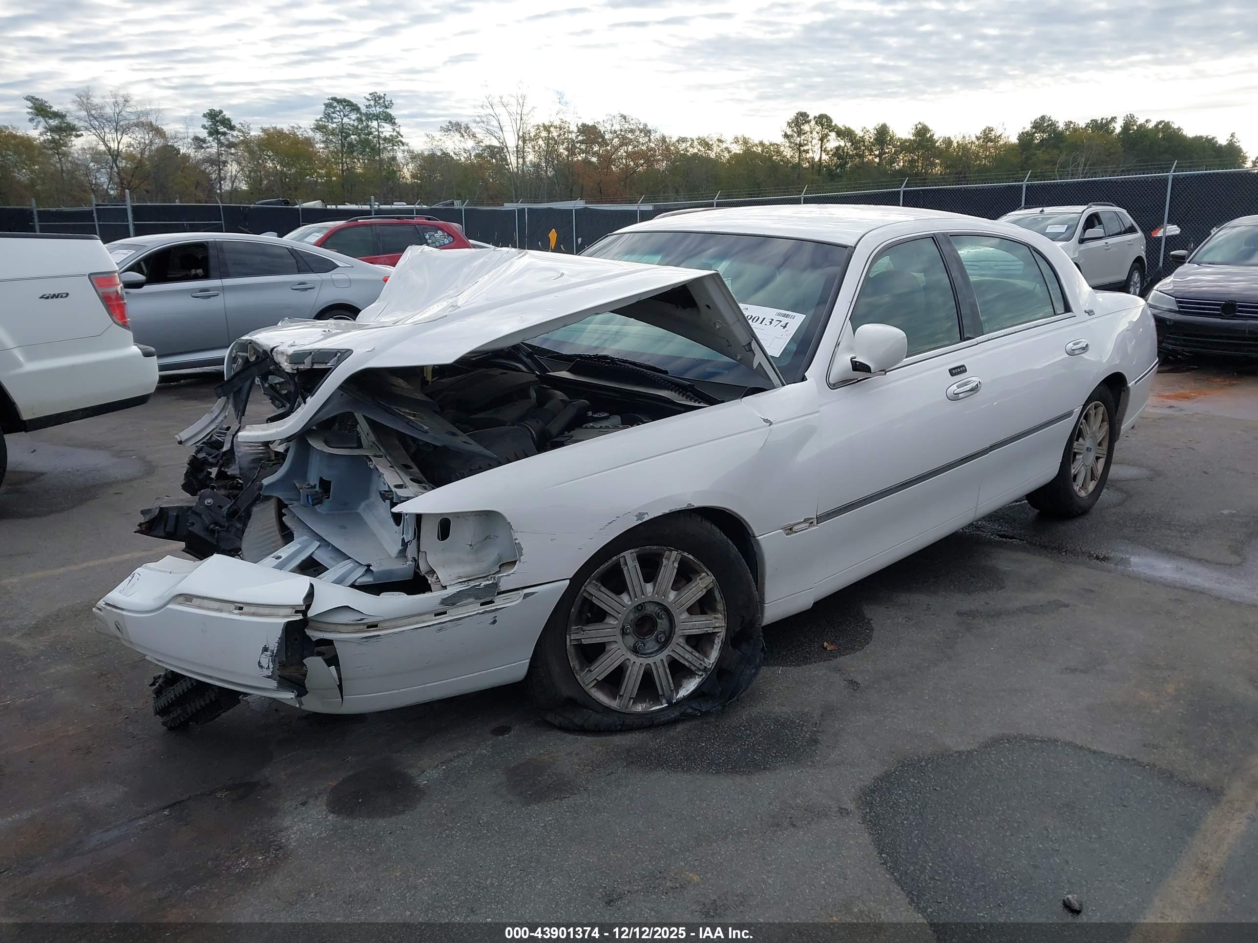 LINCOLN TOWN image 2