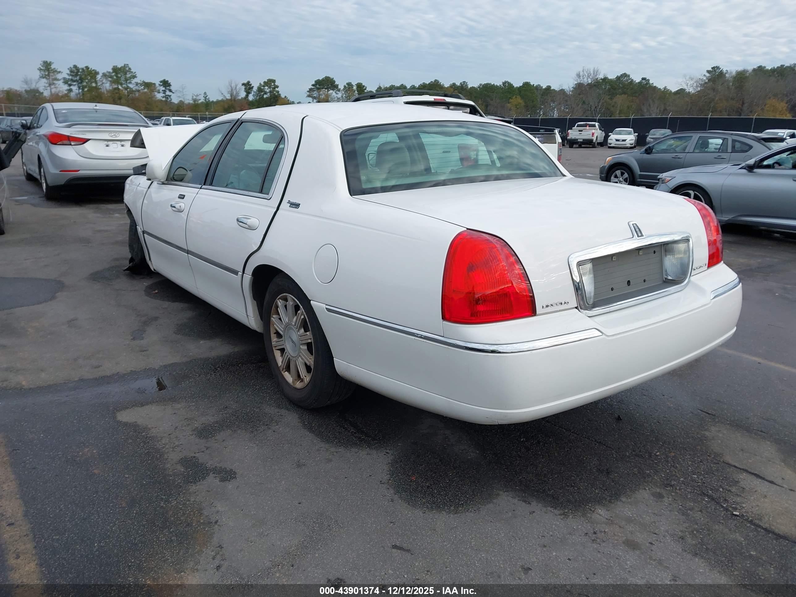 LINCOLN TOWN image 3