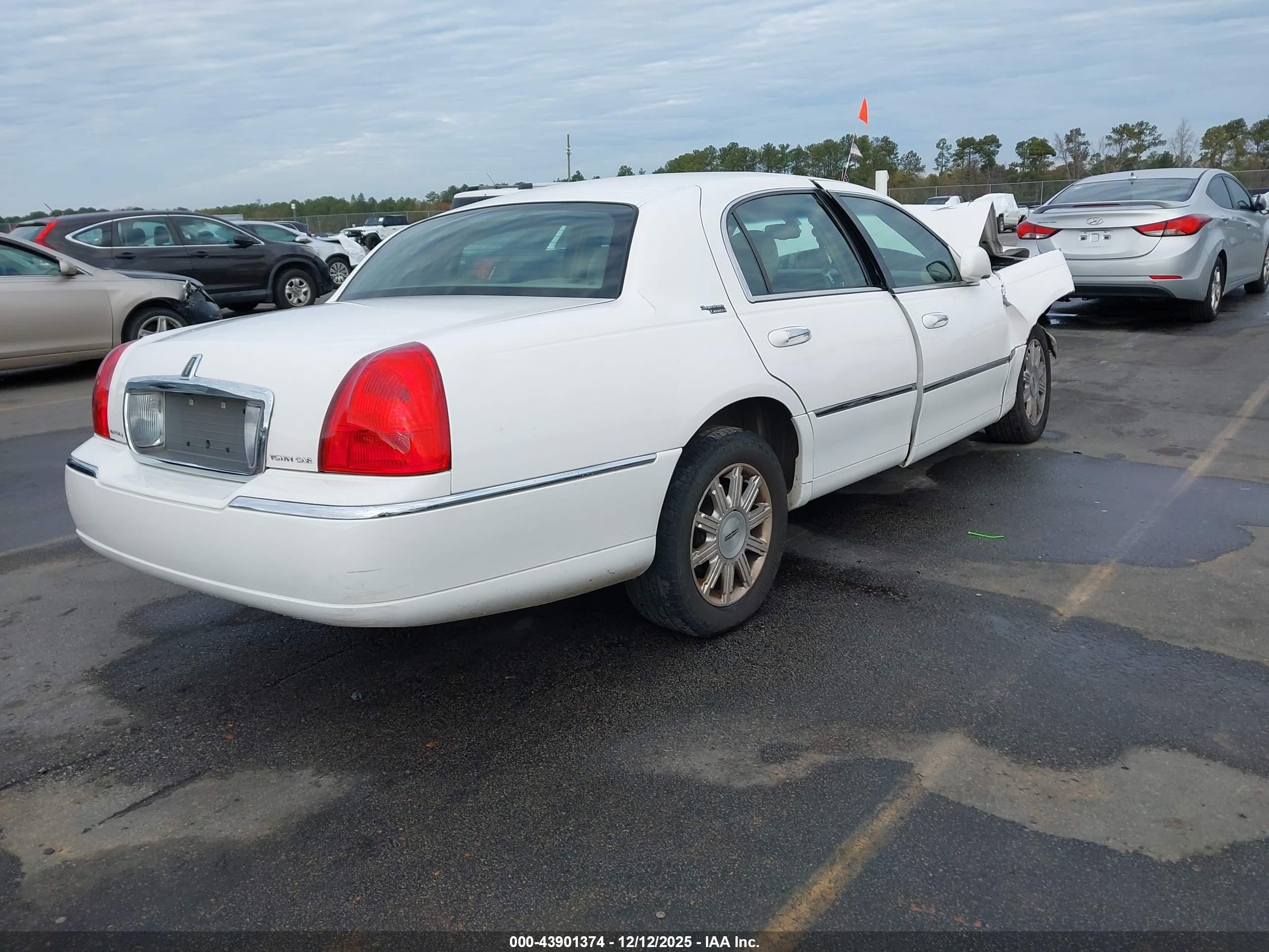 LINCOLN TOWN image 4