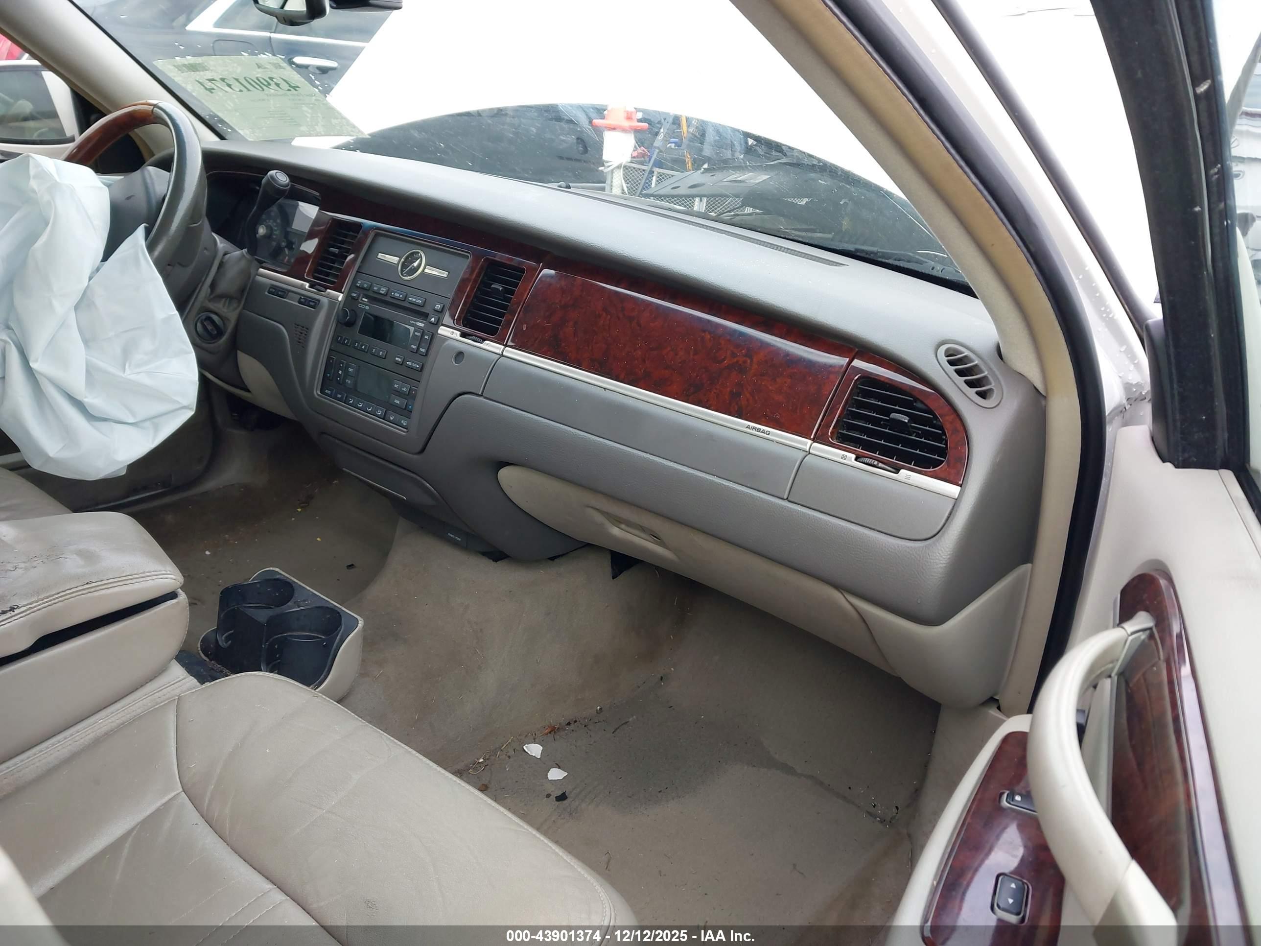 LINCOLN TOWN image 5