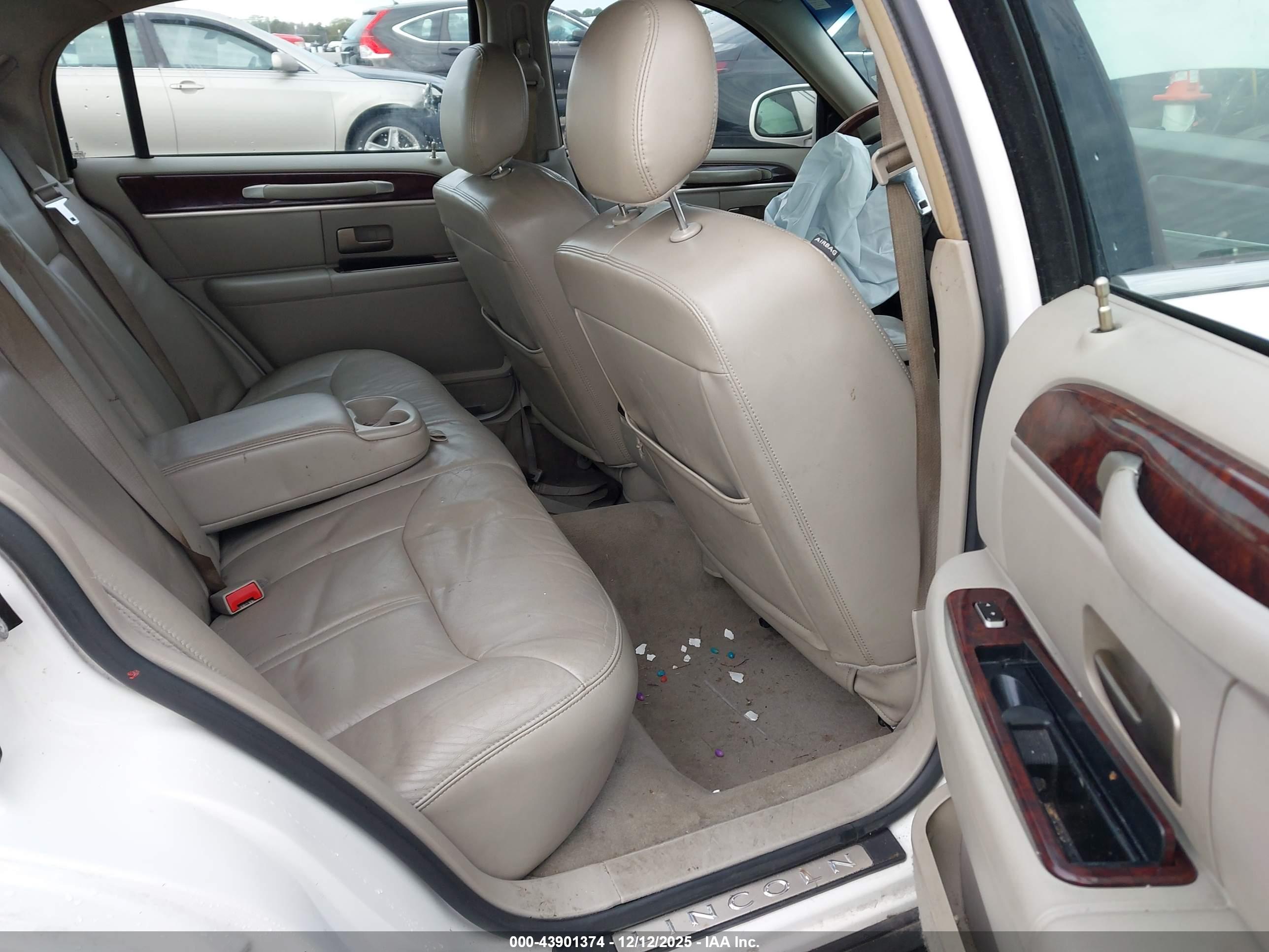 LINCOLN TOWN image 8