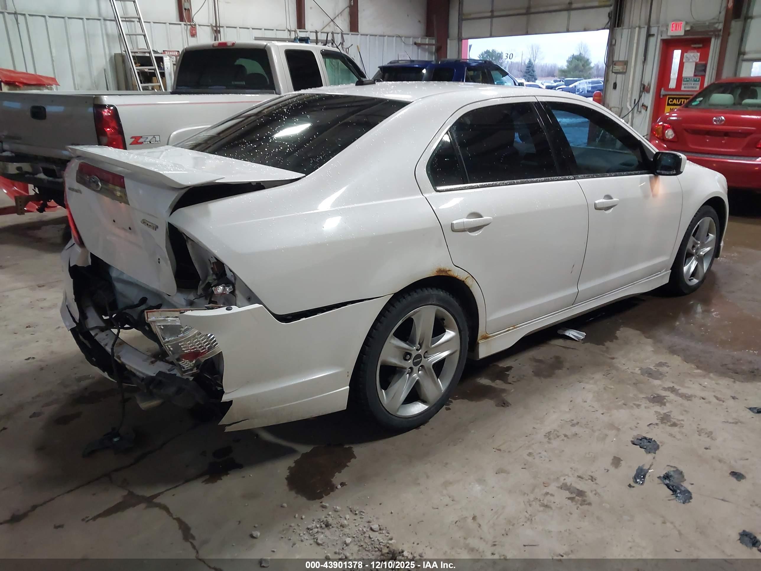 FORD FUSION image 4