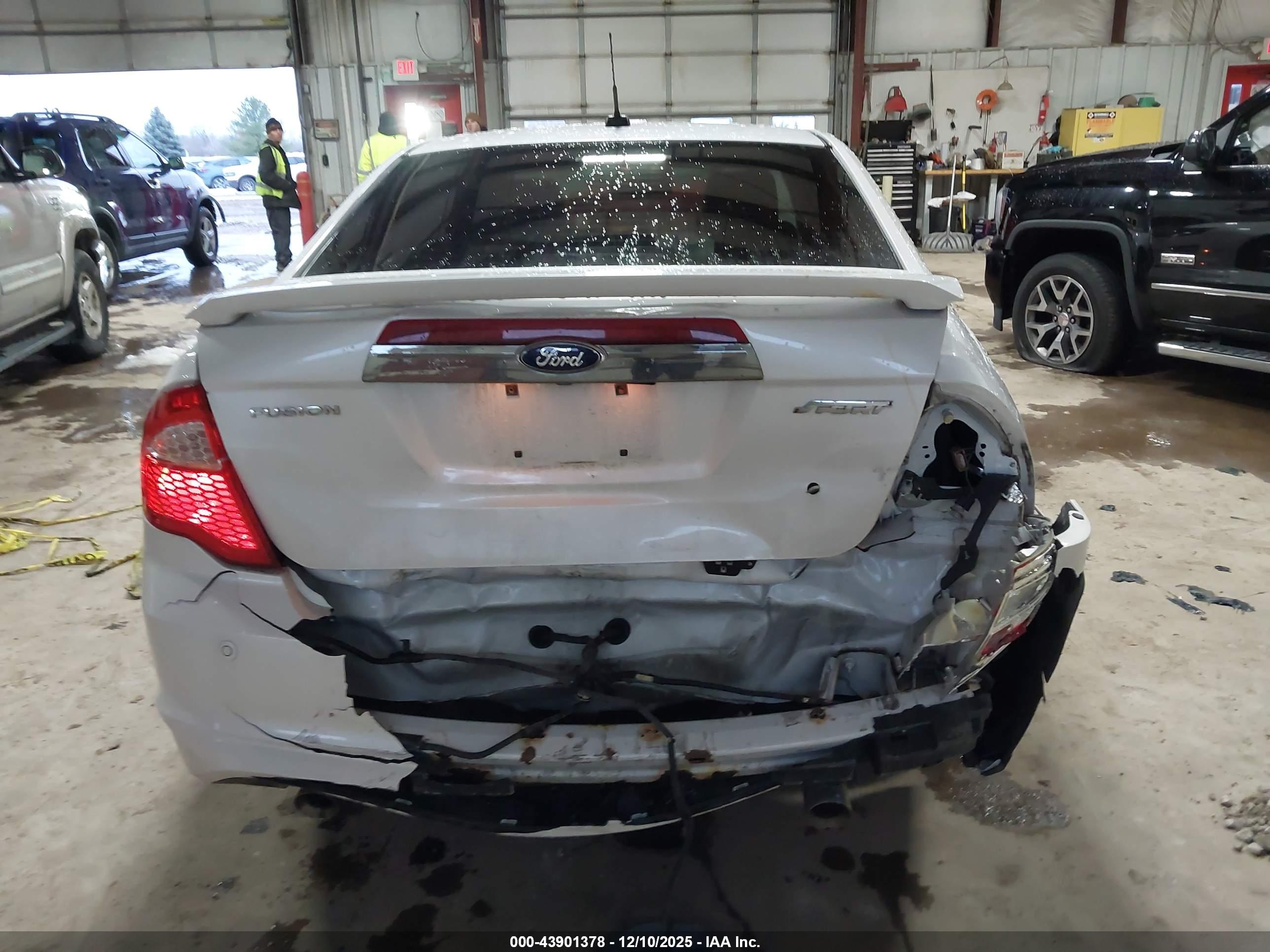 FORD FUSION image 6