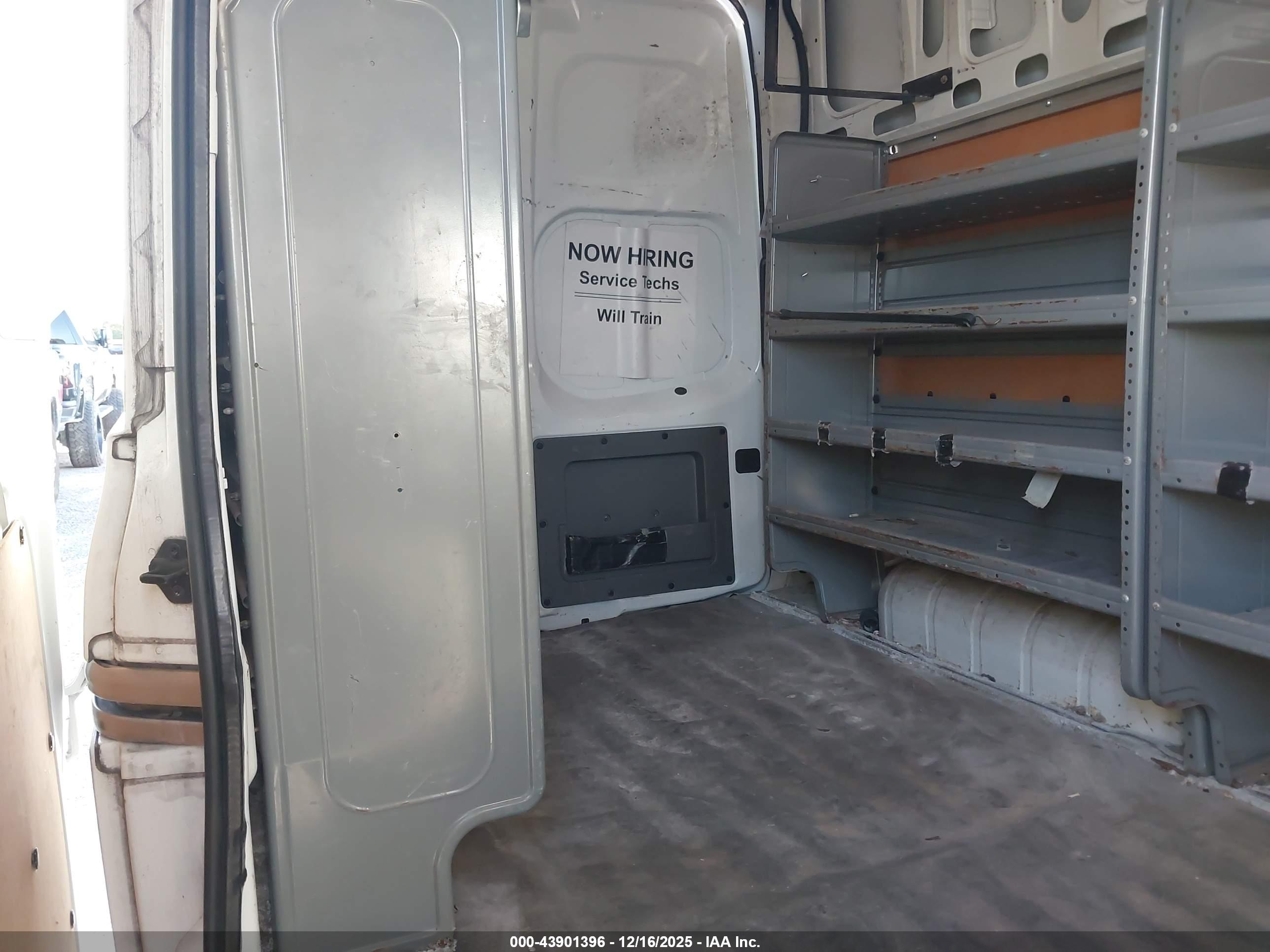 NISSAN NV image 8