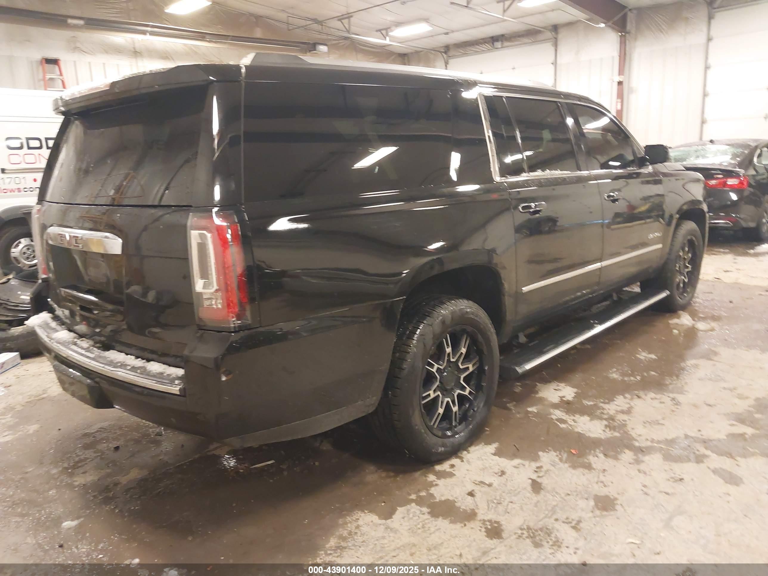 GMC YUKON image 4