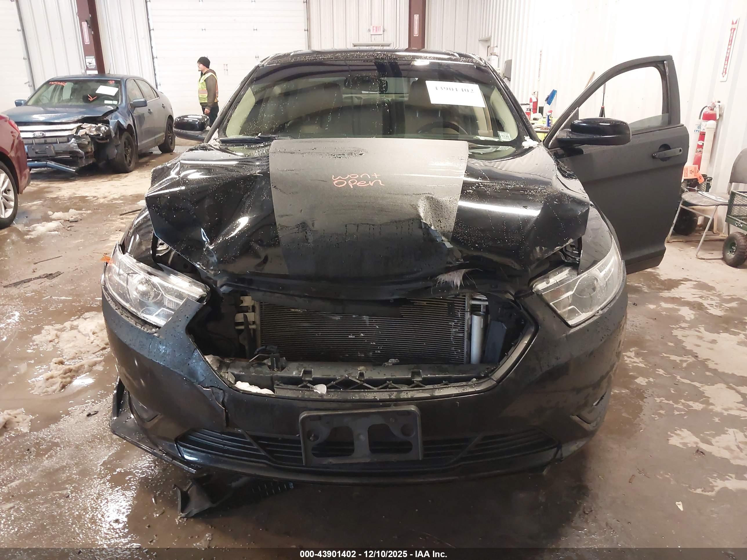 FORD TAURUS image 10