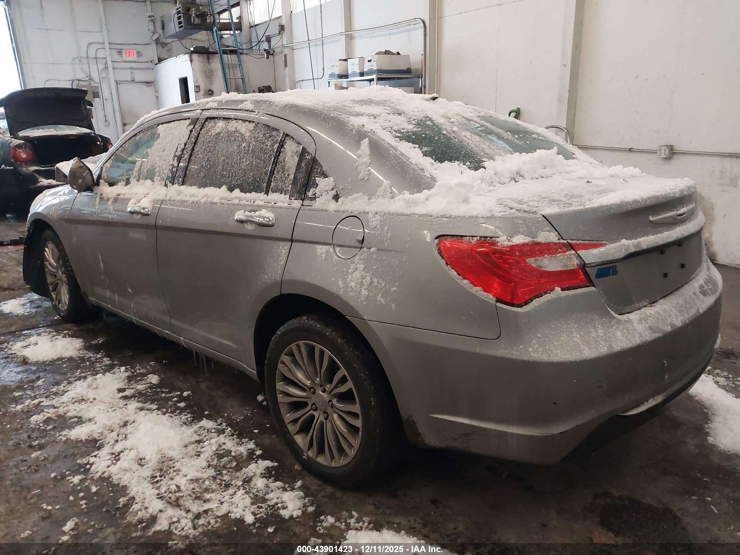 CHRYSLER 200 image 3