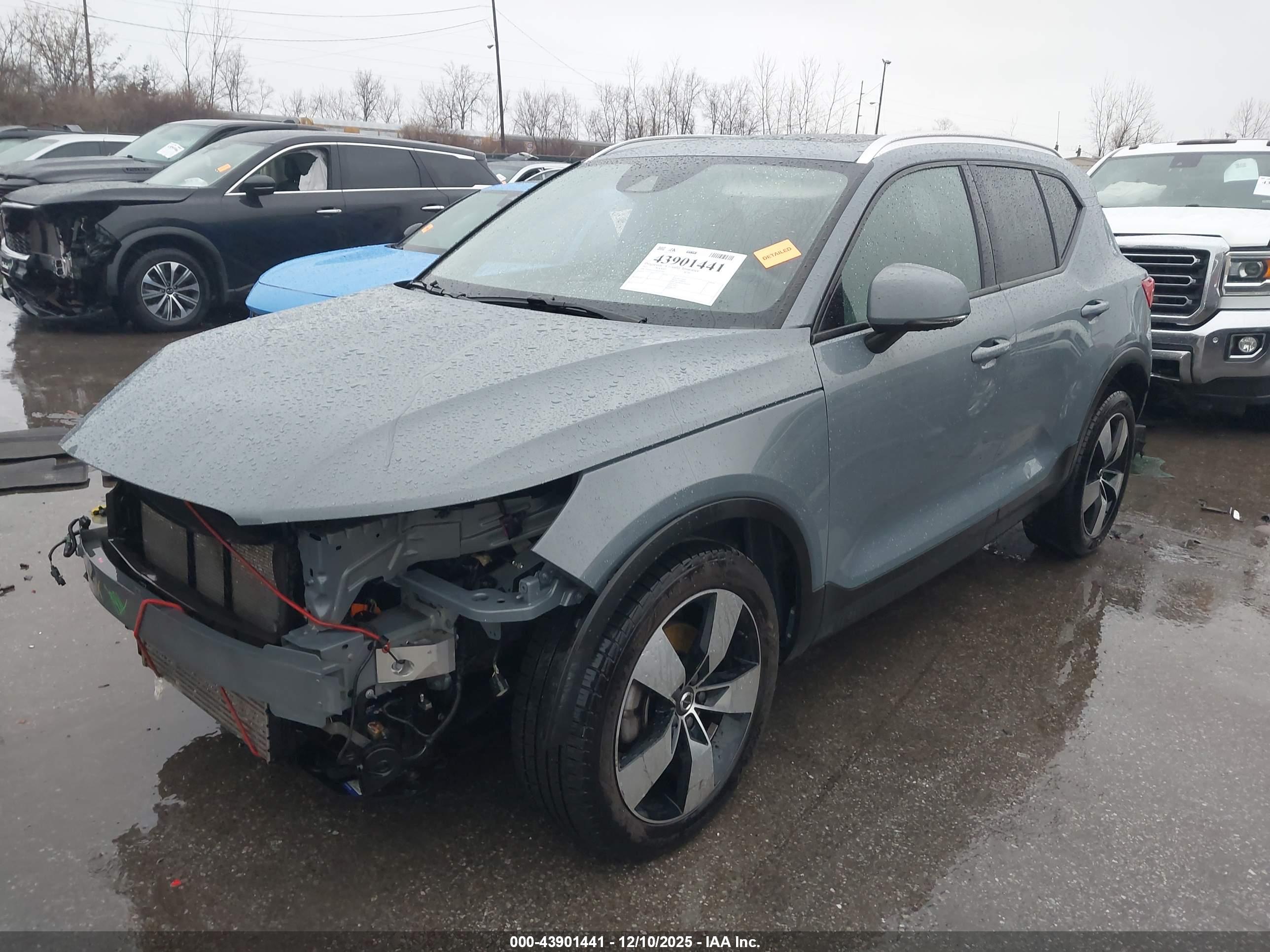 VOLVO XC40 image 2