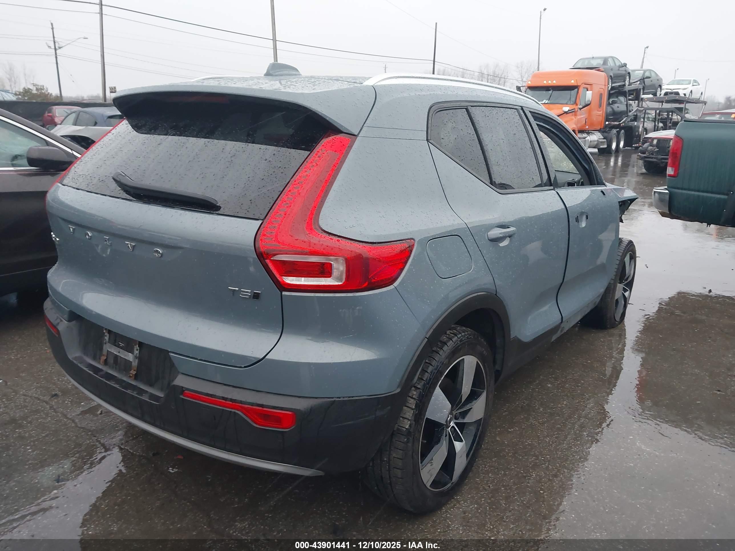 VOLVO XC40 image 4