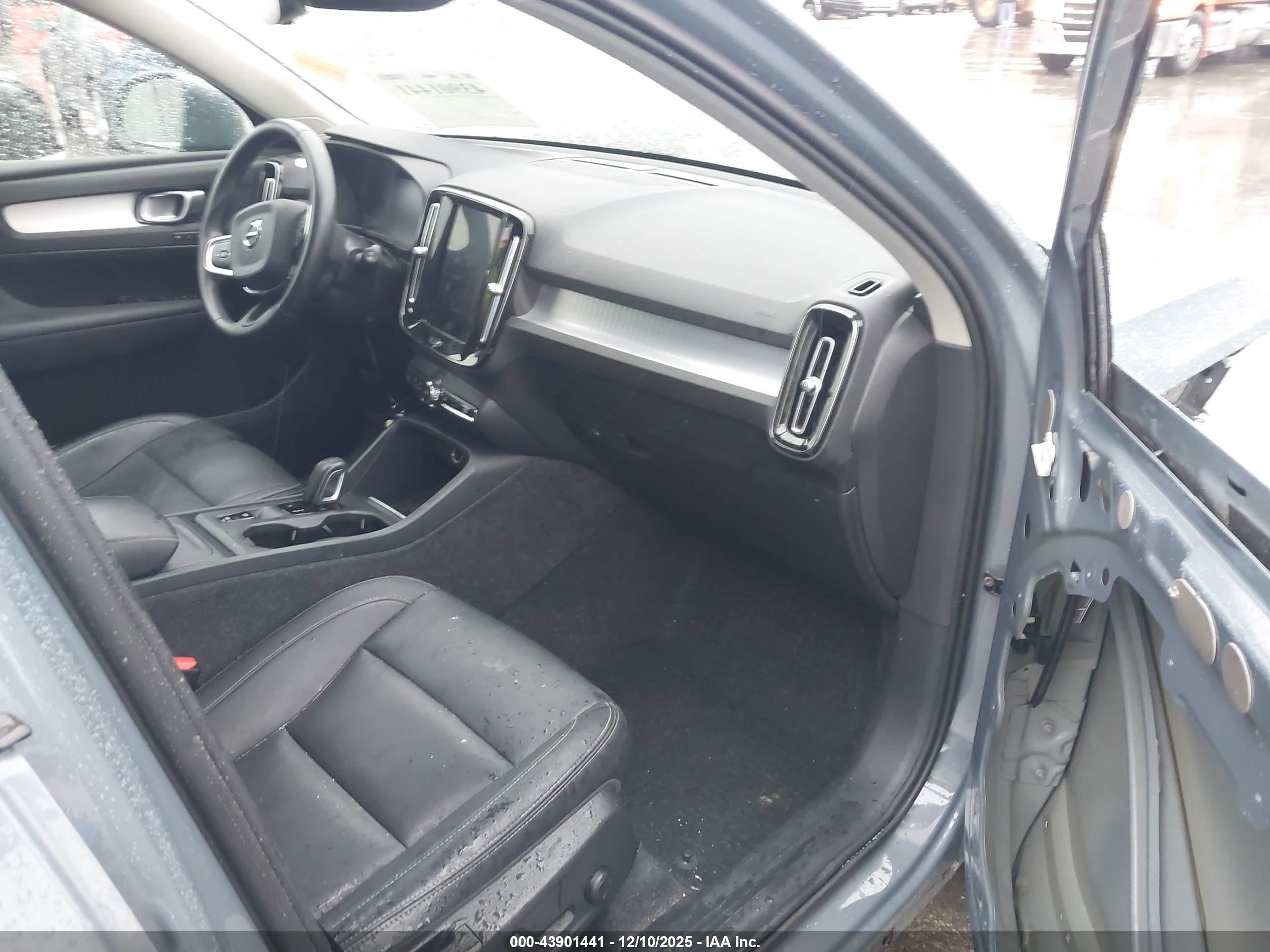 VOLVO XC40 image 5