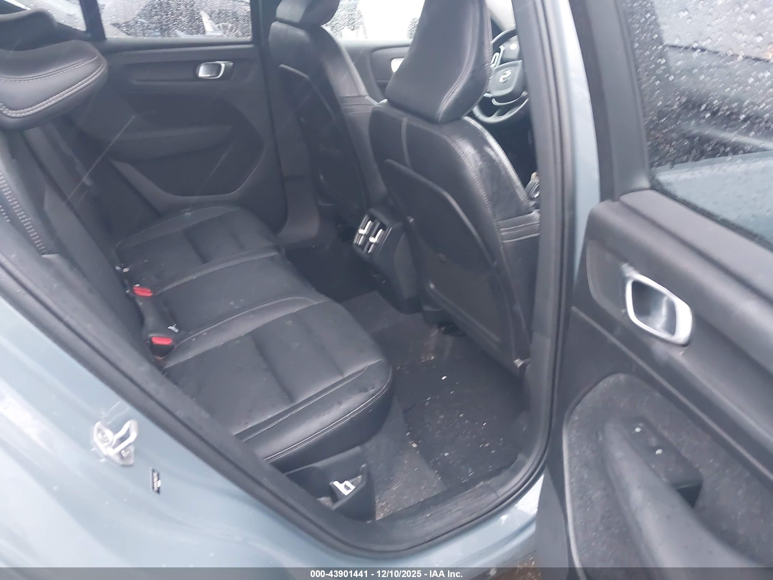 VOLVO XC40 image 8