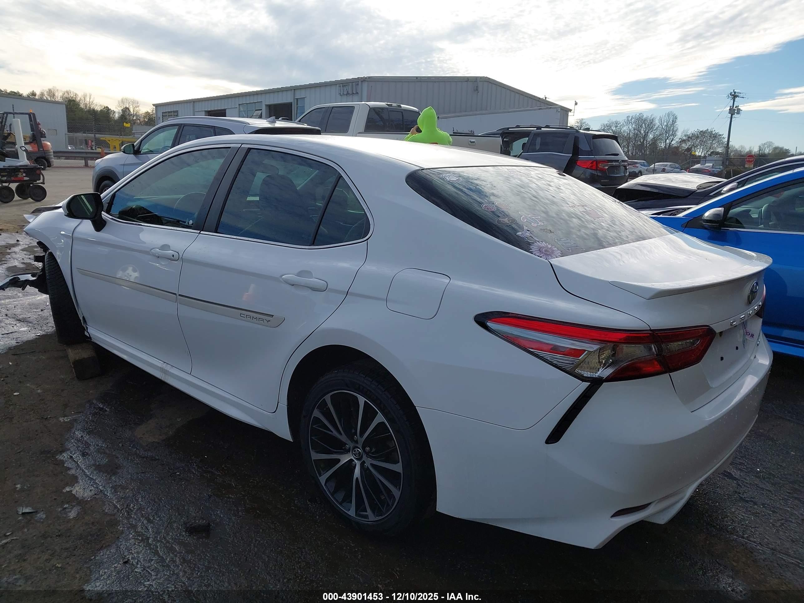TOYOTA CAMRY image 3