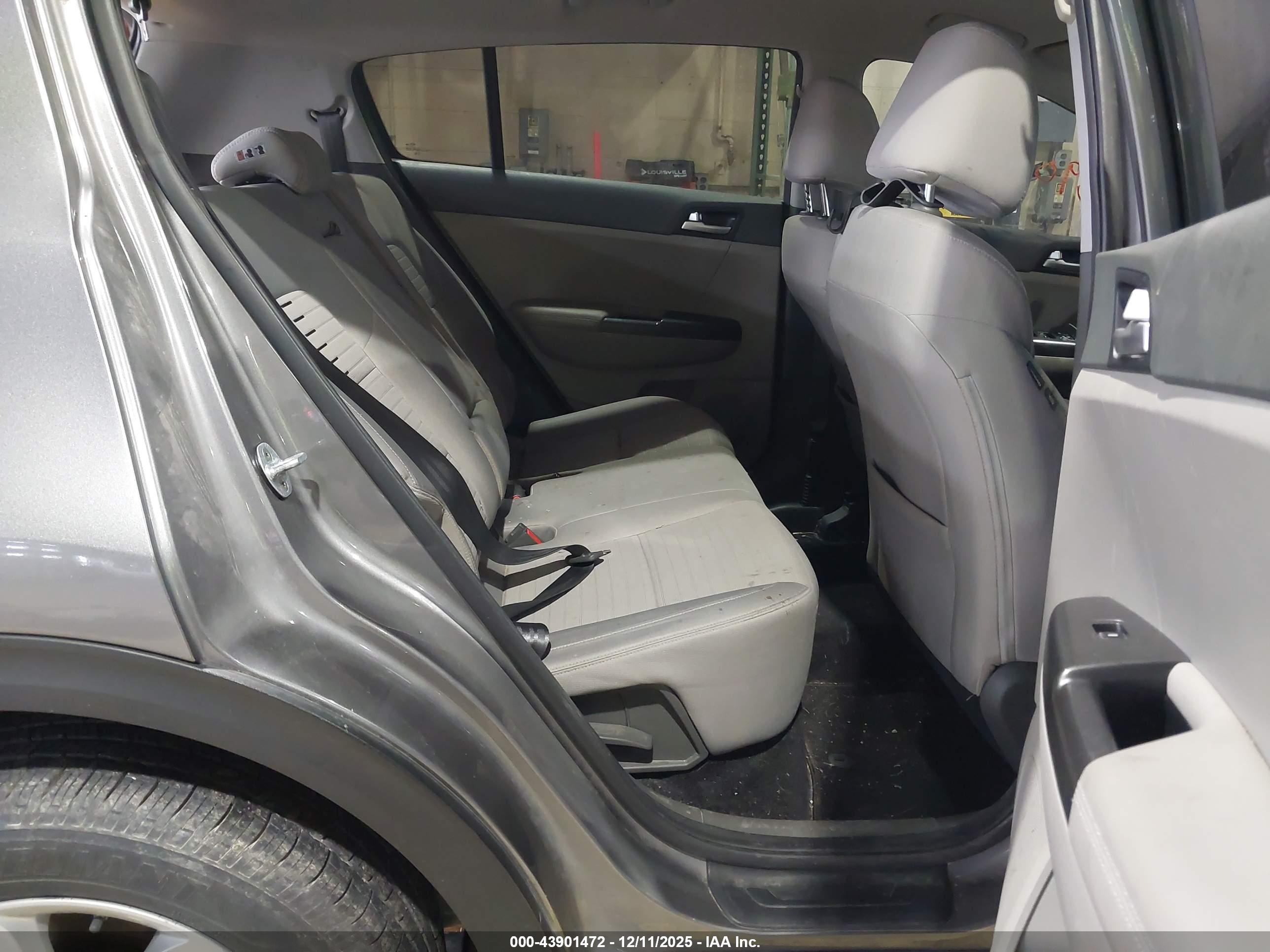 KIA SPORTAGE image 8