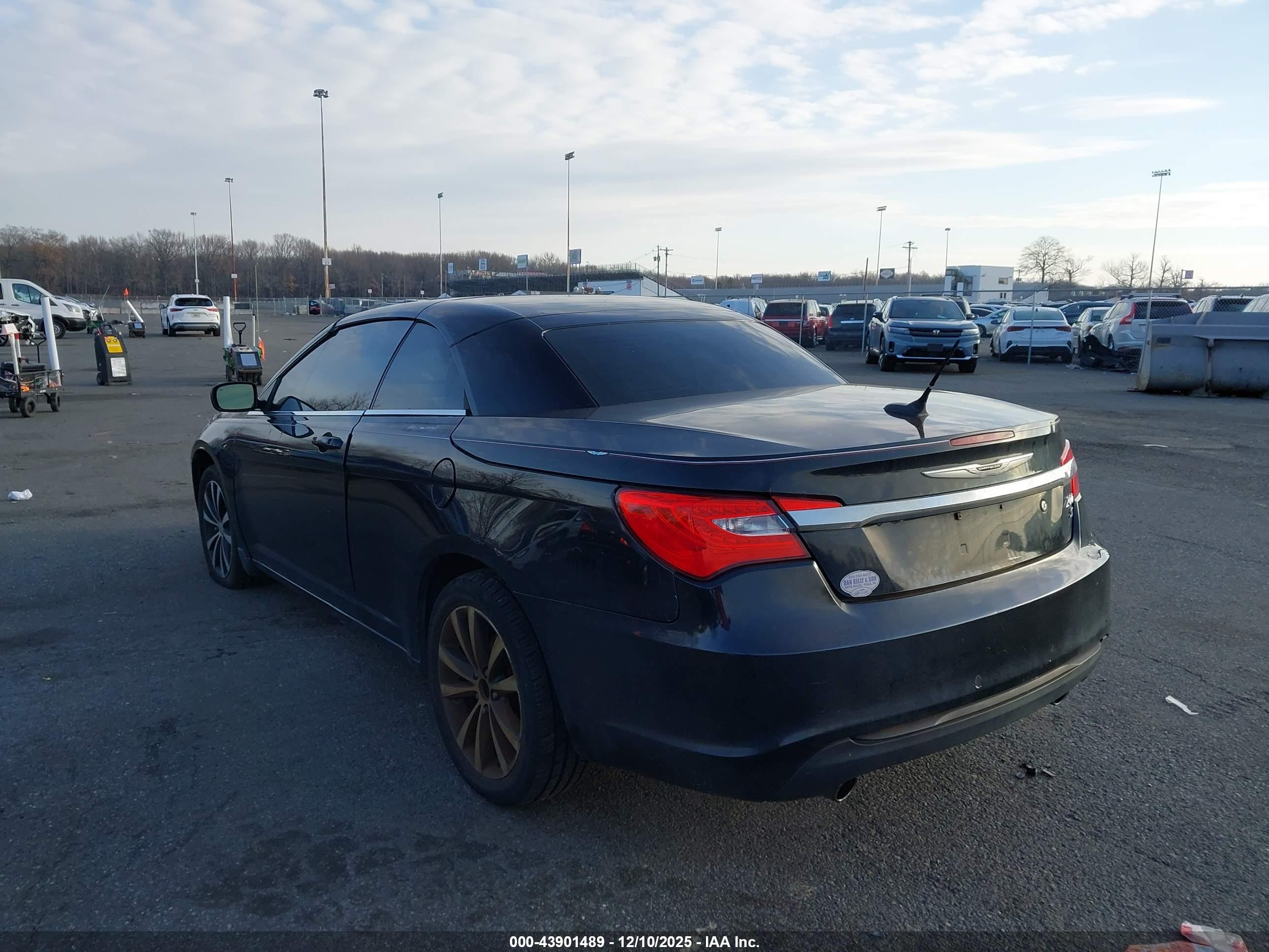 CHRYSLER 200 image 3