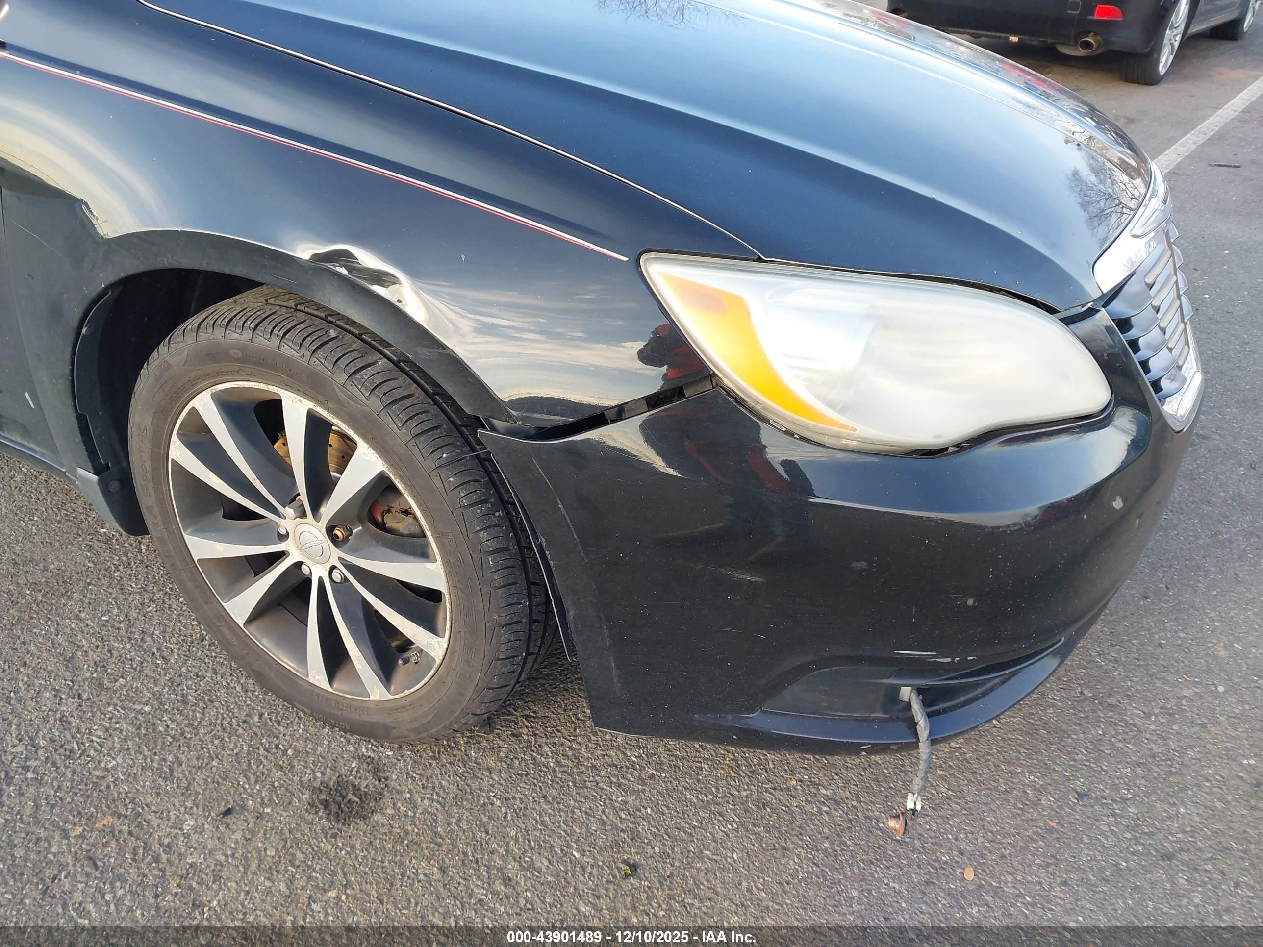 CHRYSLER 200 image 6