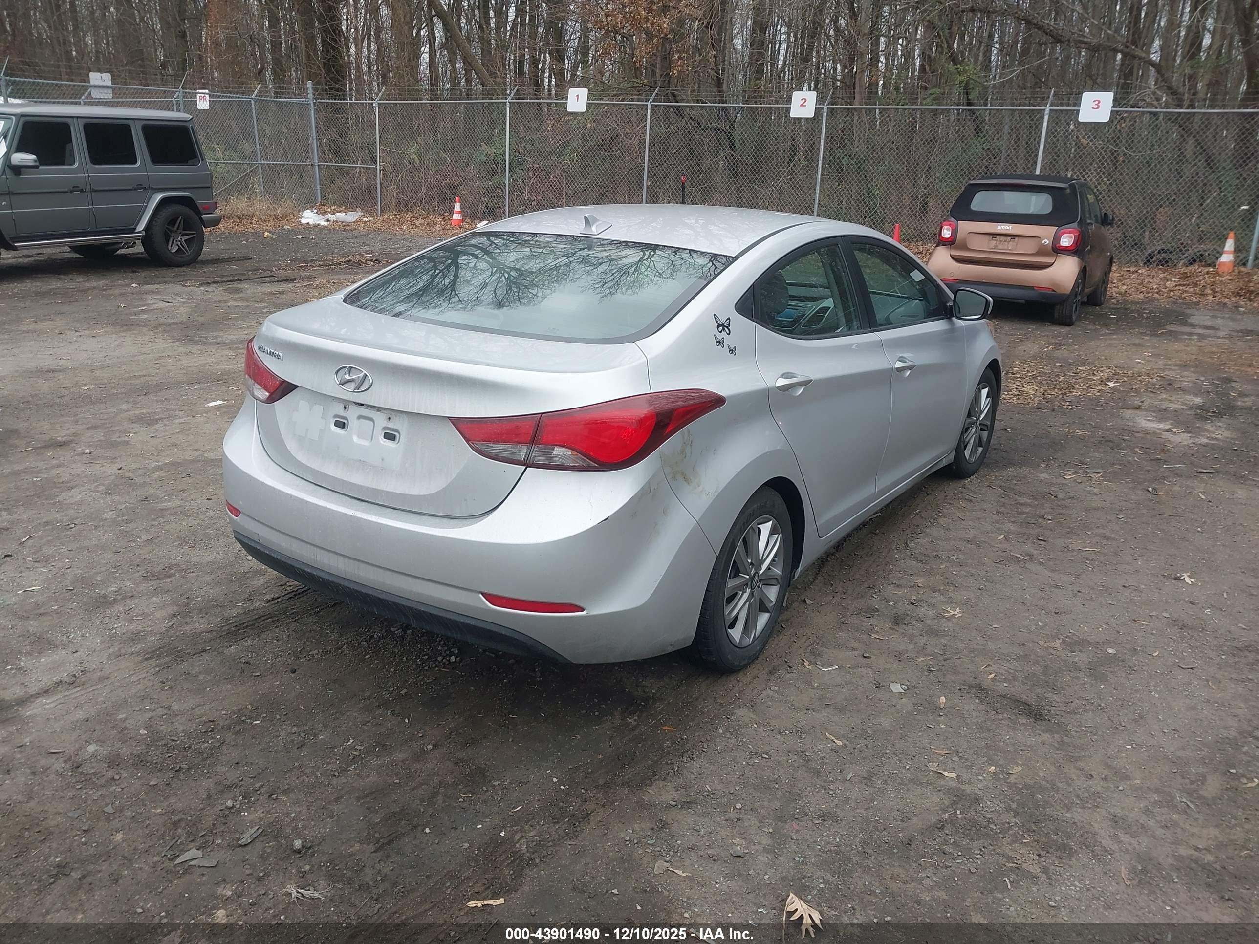 HYUNDAI ELANTRA image 4