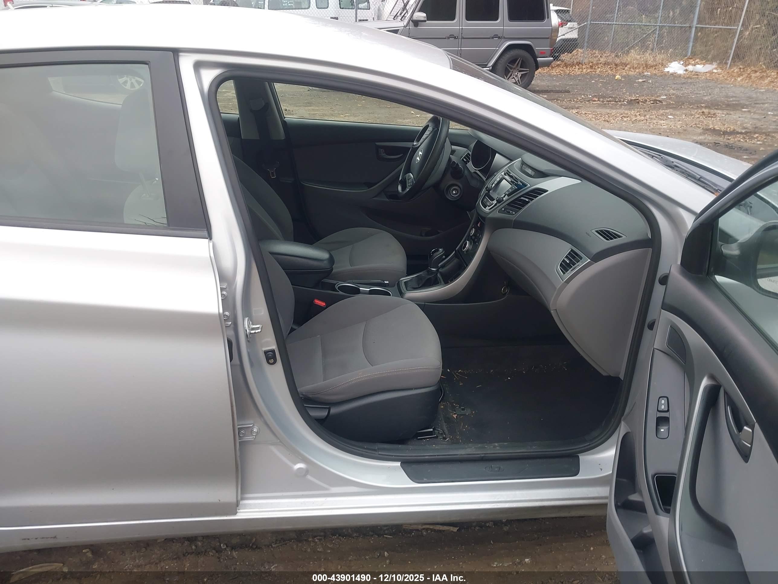 HYUNDAI ELANTRA image 5