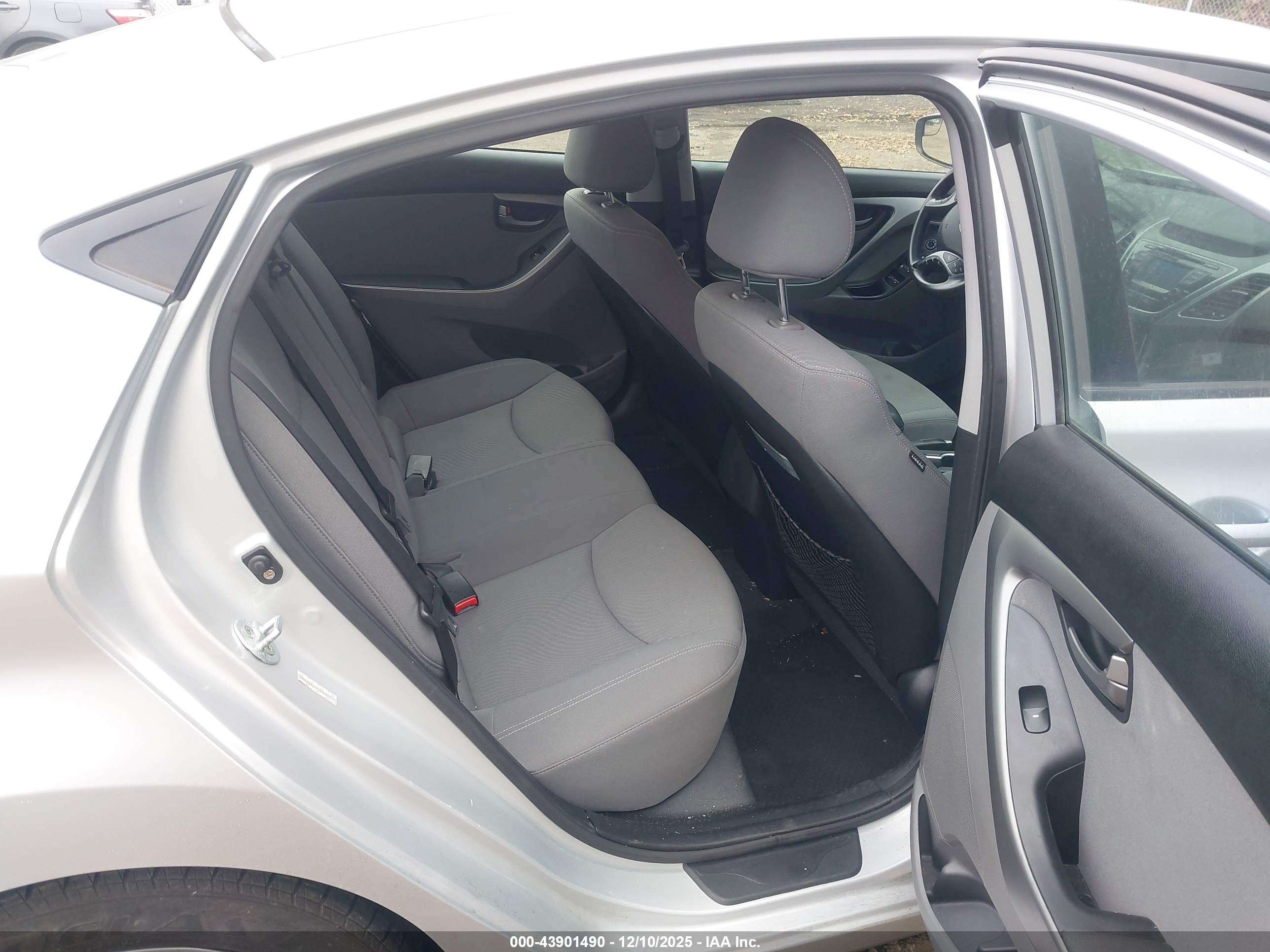 HYUNDAI ELANTRA image 8