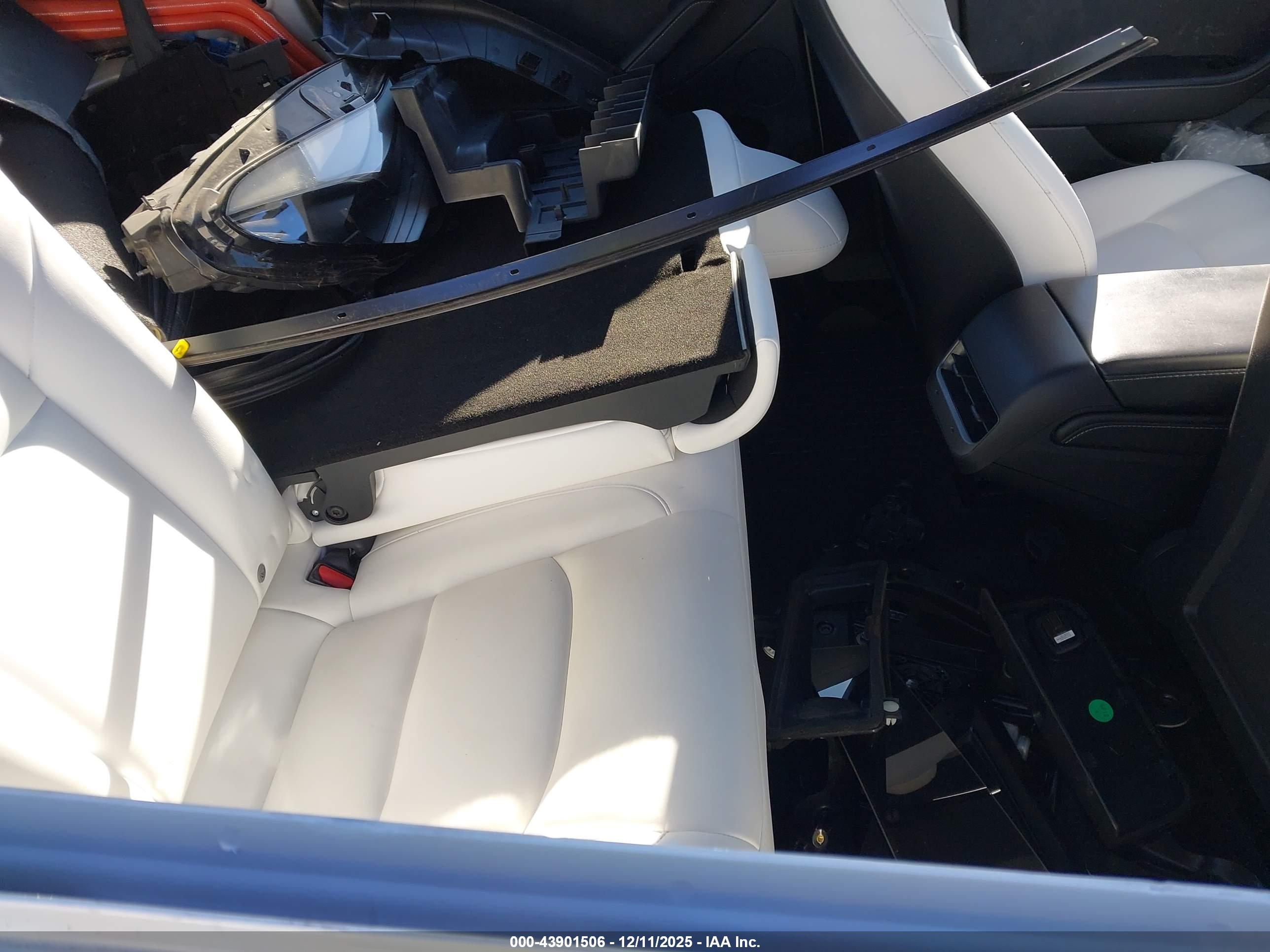 TESLA MODEL image 8