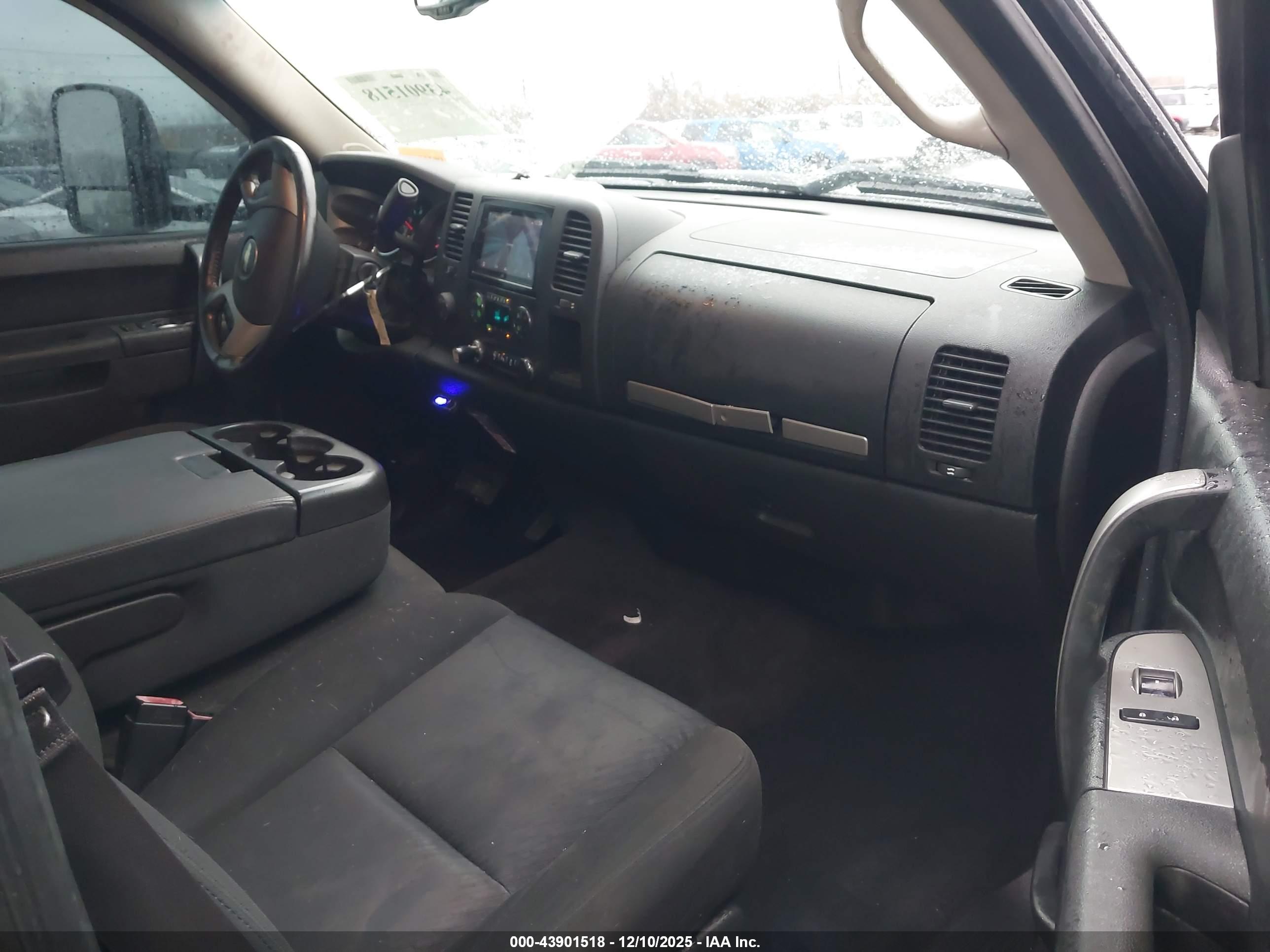 CHEVROLET SILVERADO image 5