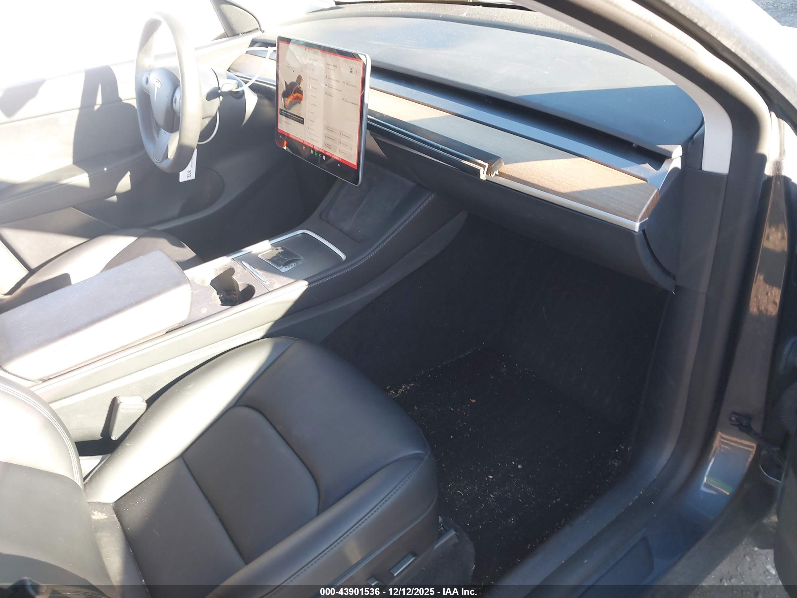 TESLA MODEL image 5