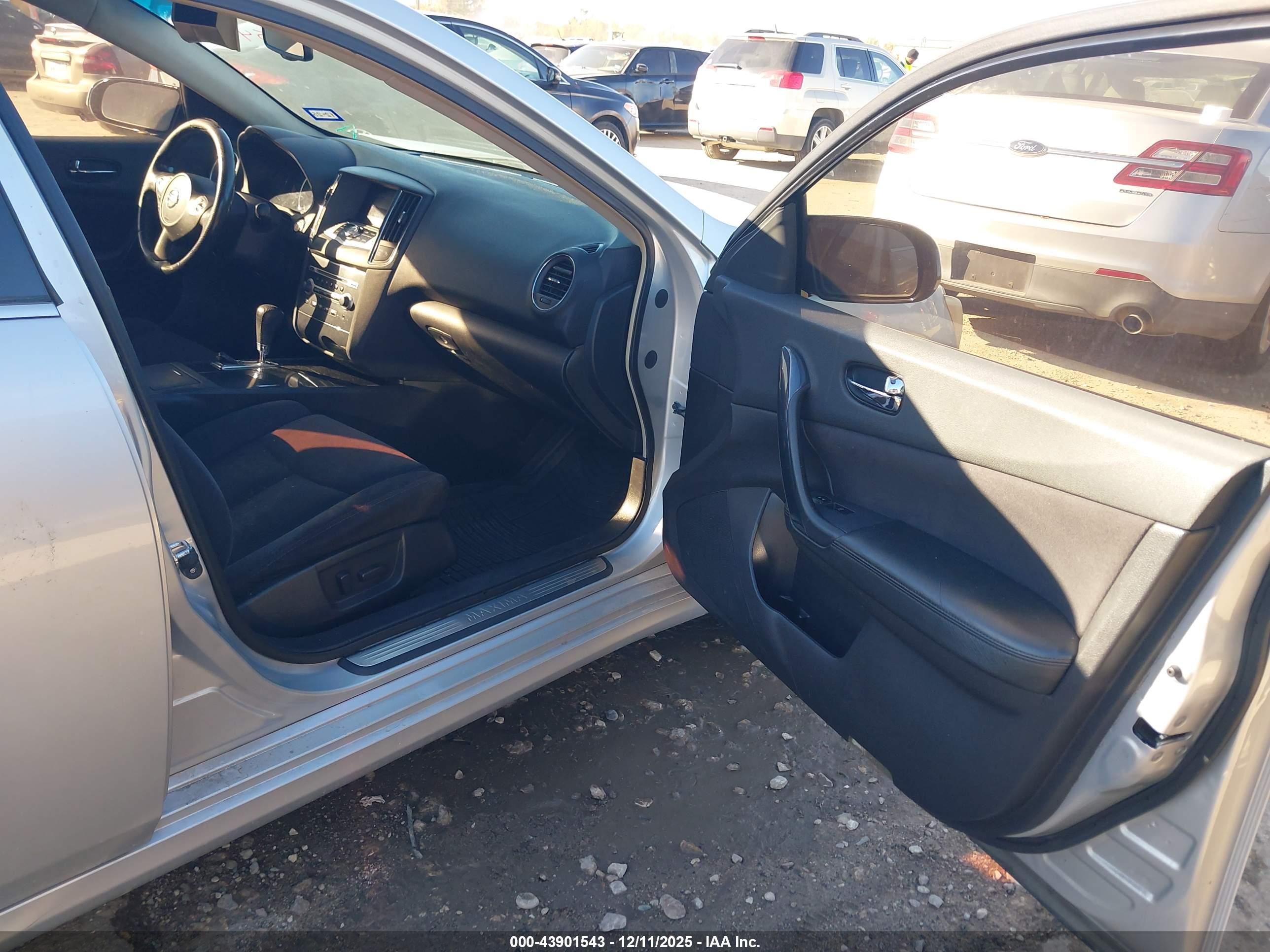 NISSAN MAXIMA image 5