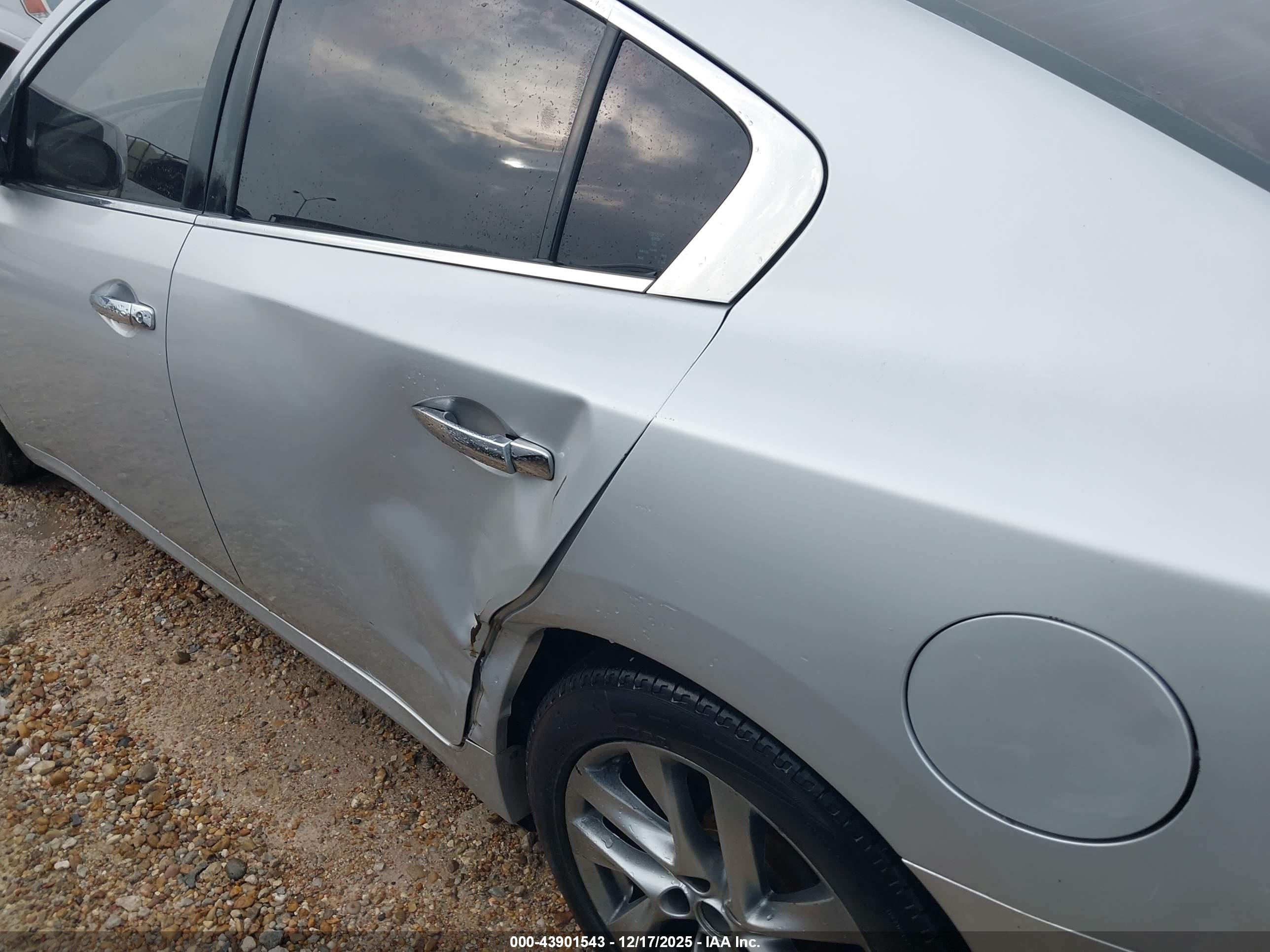 NISSAN MAXIMA image 6