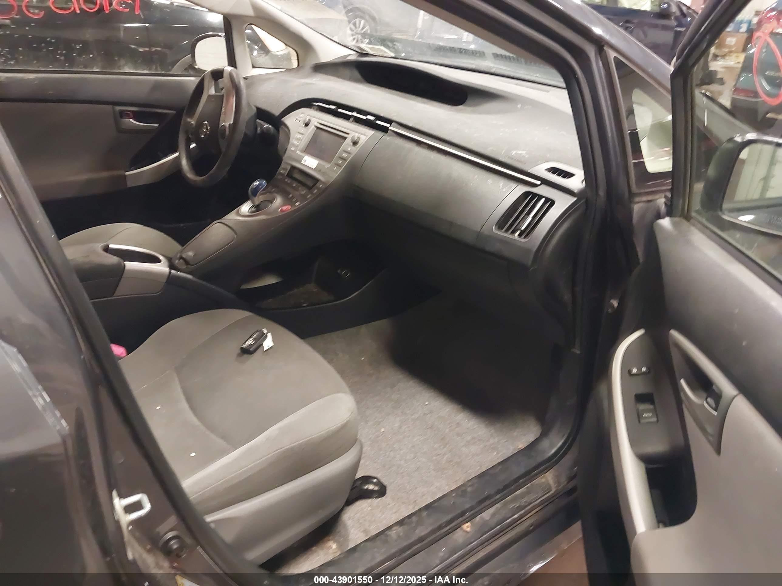 TOYOTA PRIUS image 5