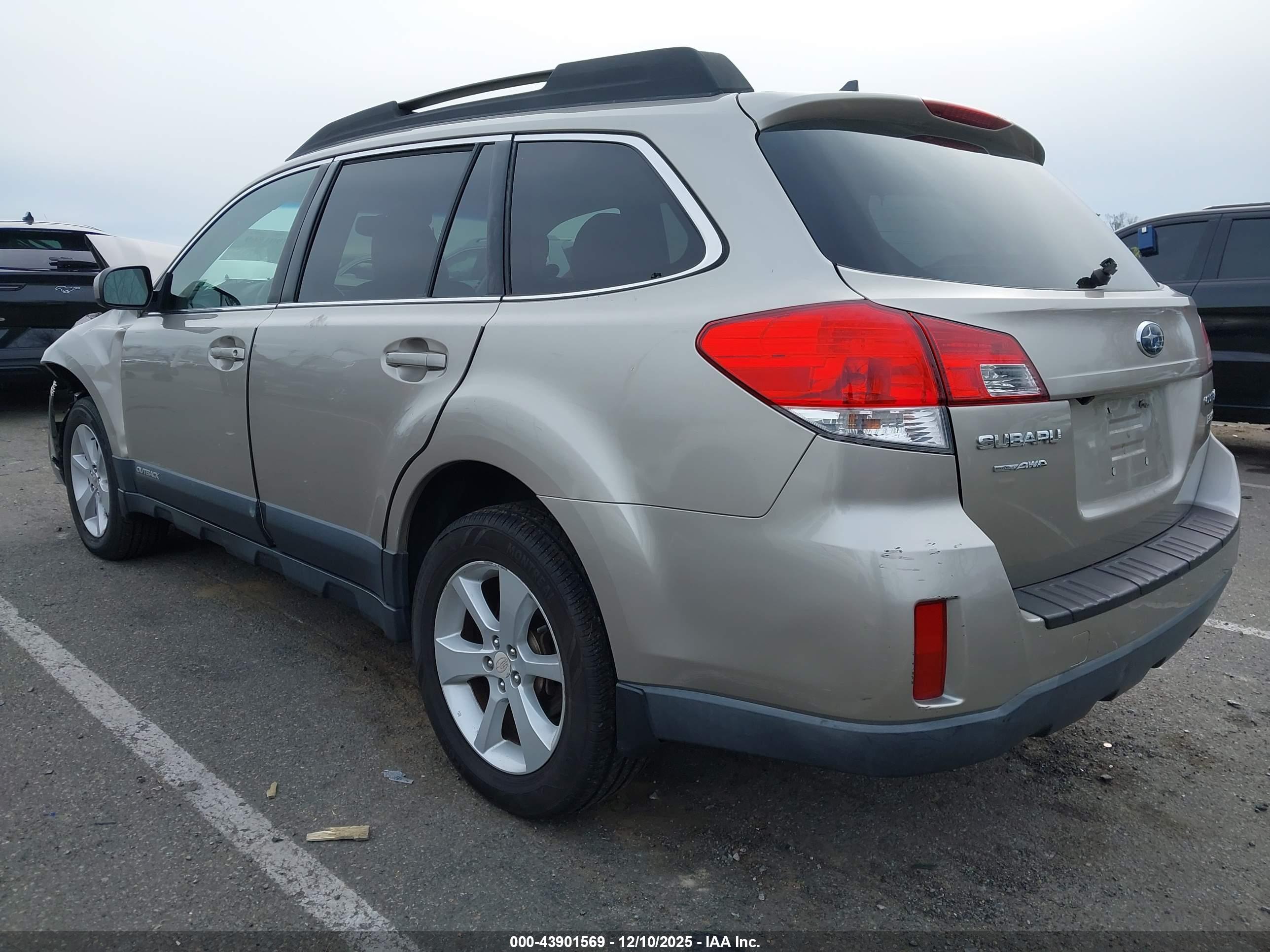 SUBARU OUTBACK image 3